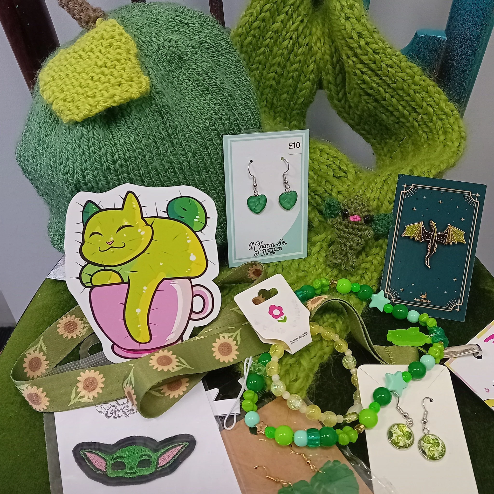 On a grey cold damp day beautiful shades of green to wear (apart from the sticker but who can resist a cat-tus) to make you look and feel Spring is on the way. 🌱

Lovely irresistible crochet Swamp Thing (on scarf) by @happyflapshandmade 

Beautiful 