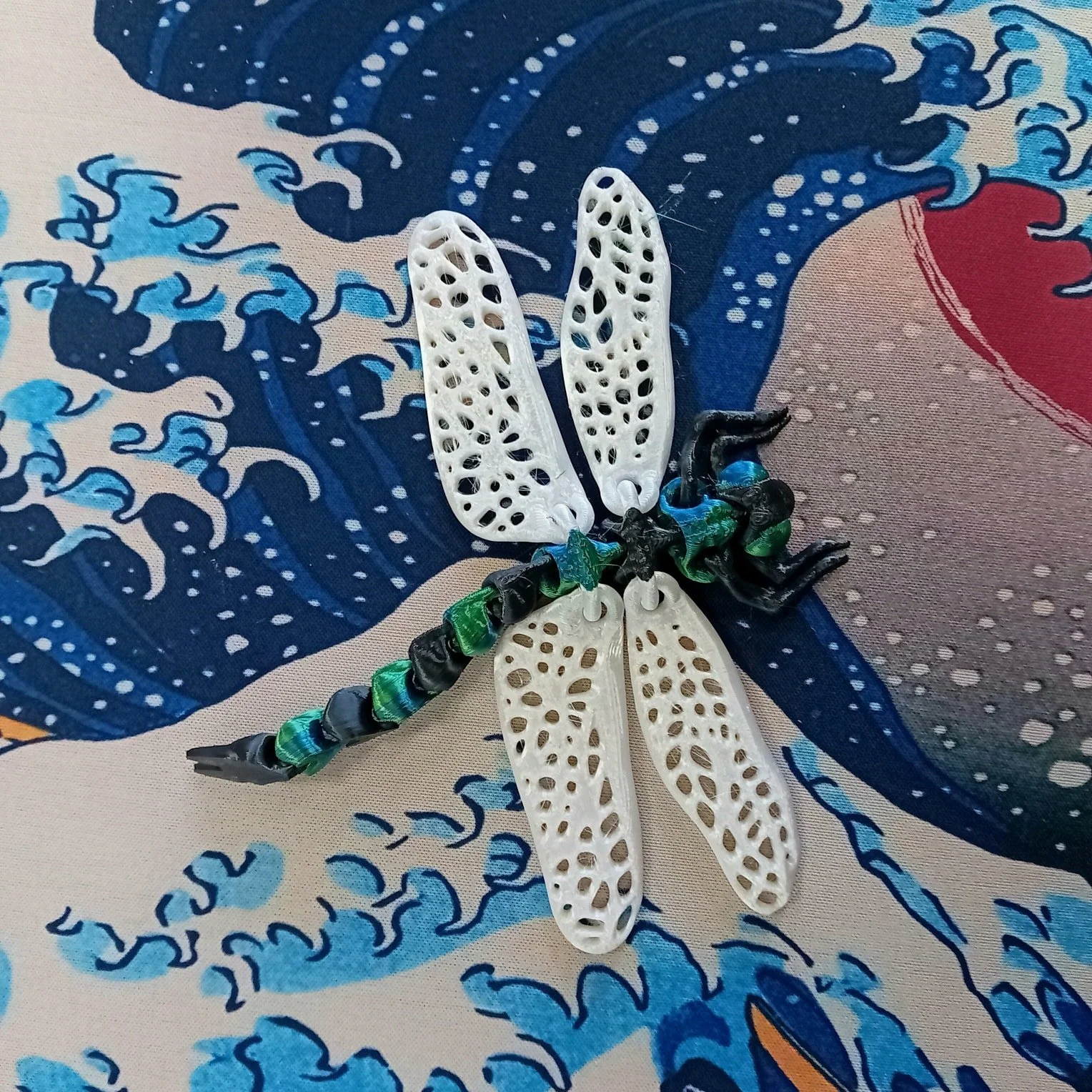 Vibrant articulated Dragonfly flown in overnight 

We have a wonderful range of 3D printed creatures in stock and I always look forward to seeing new designs. 🐲🪰

#sheffieldindieshops #dragonflies #adoptabug  #dragonflymodel #toydragonfly #madeinsh