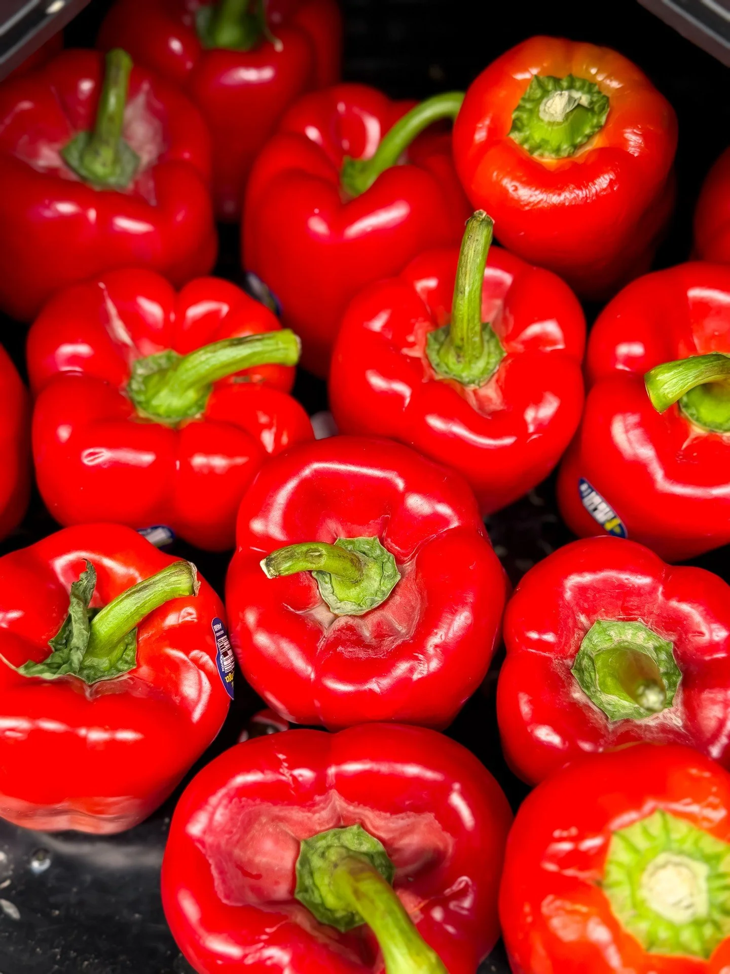 A little color for your cart! ❤️&zwj;🔥🫑 And perfect for taco Tuesday! Slice them, roast them, stuff them&hellip; How do you enjoy fresh peppers?