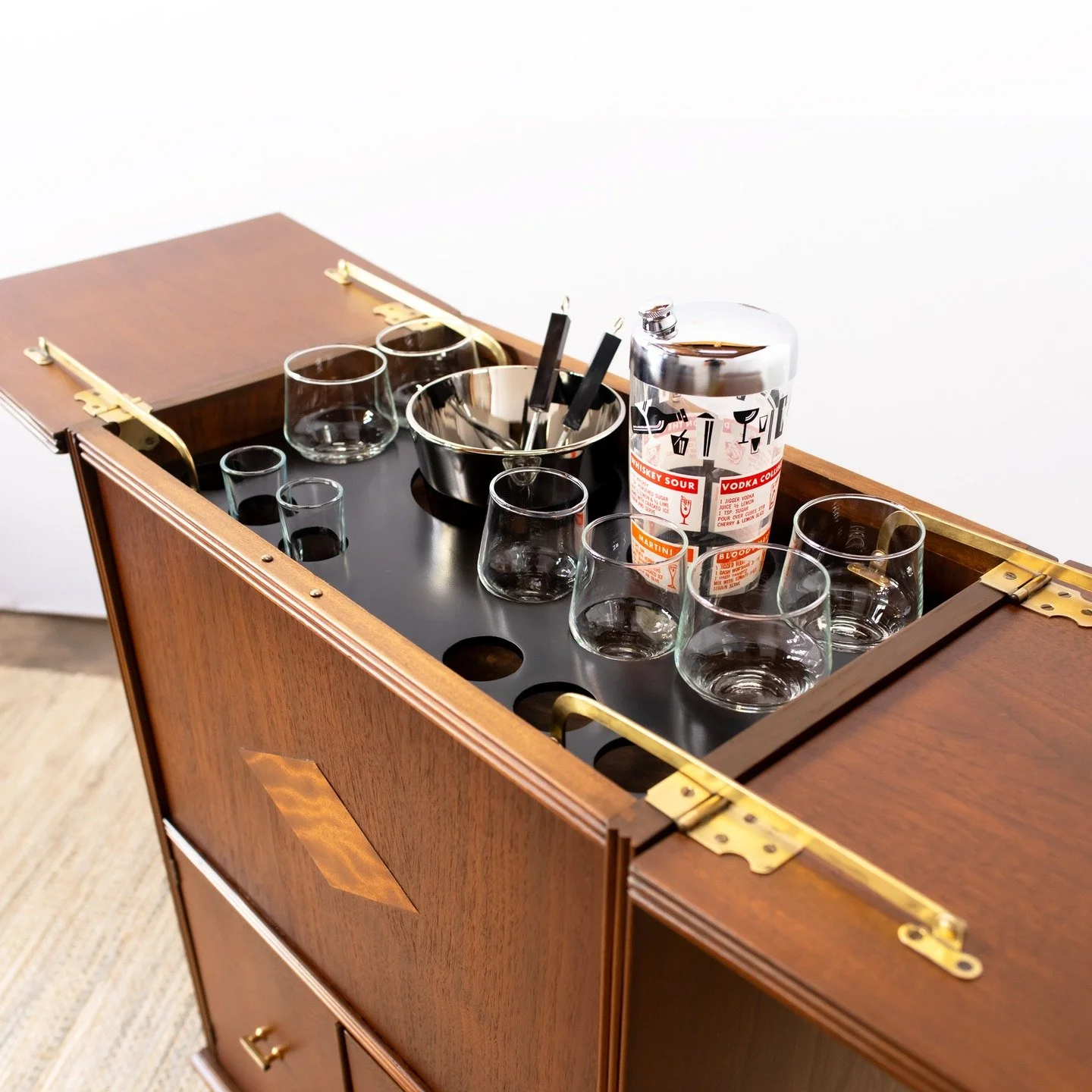 Prohibition-Era &ldquo;Hide-Away&rdquo; Bar Cart &nbsp;| Swipe for Before Photos

&hellip;

#prohibitionbar #vintagebar #mcmbar #artdeco #vintagefurniture #restoredfurniture #barcabinet #drybar #cocktailcabinet #furniturerestoration #antiquerestorati