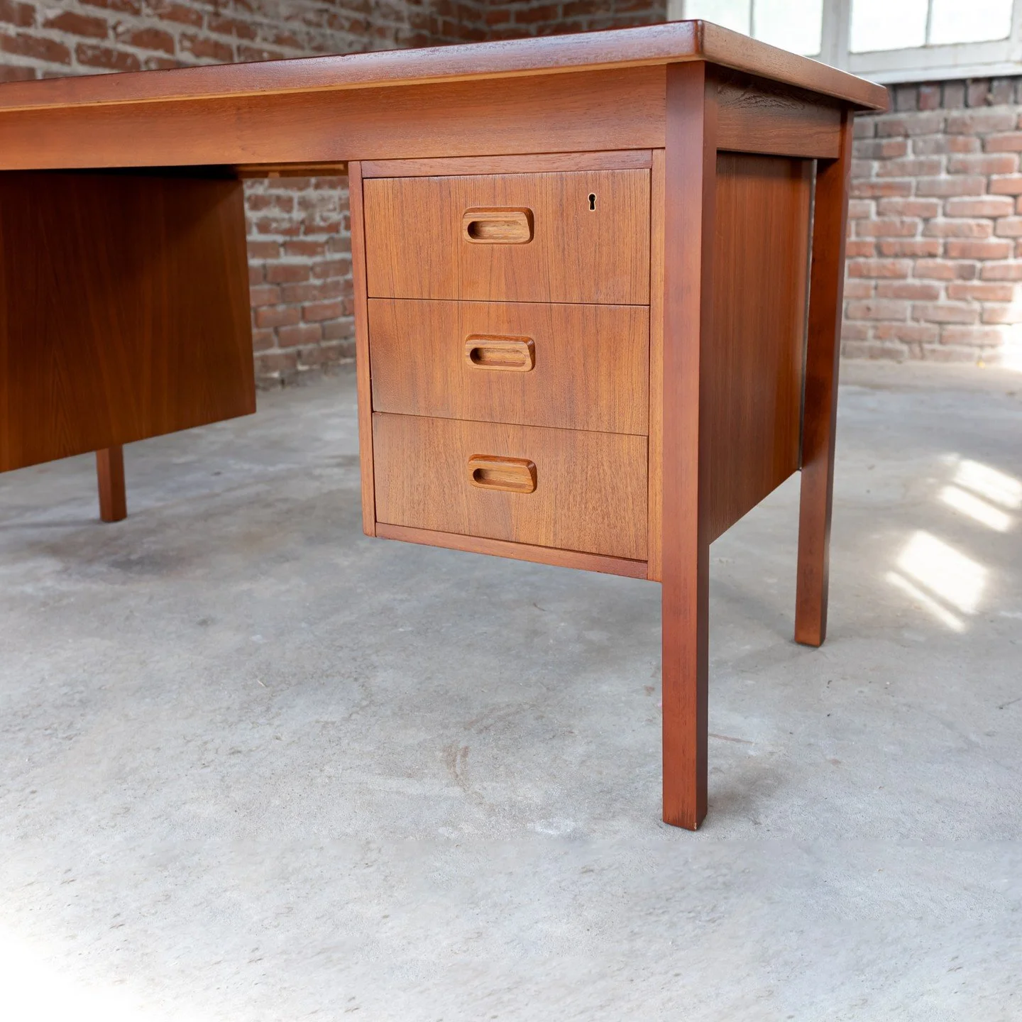Teak Writing Desk, Made in Sweden, c. 1970 | Swipe for Before Photos

For Sale! Available exclusively on&nbsp;@refound.goods&nbsp;starting Thursday 9/12!

...

#MidCenturyRestoration&nbsp;#VintageDesk&nbsp;#TeakFurniture&nbsp;#SwedishModern&nbsp;#Res