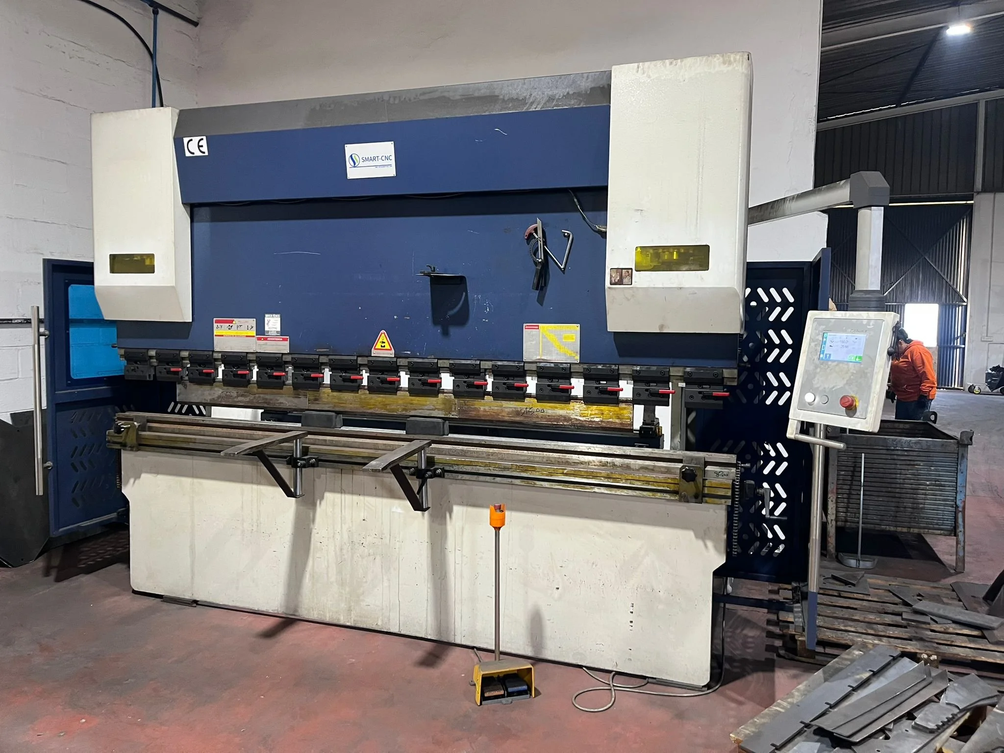 Cizalla industrial en un taller de fabricación de metal.