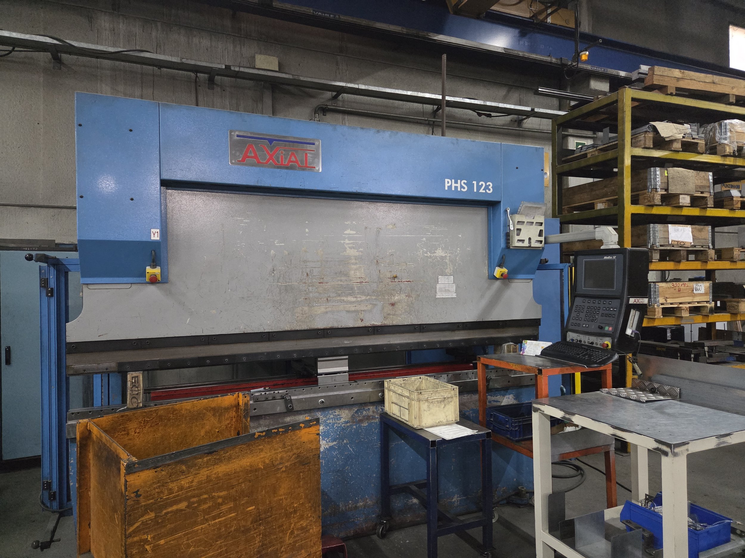 máquina de corte industrial en un taller mecánico