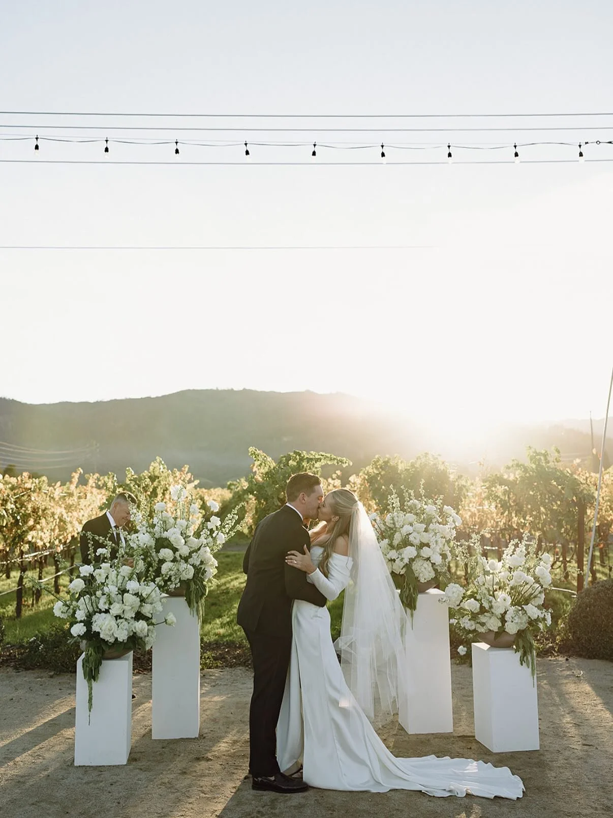Finding inspiration in the smallest things that make life extraordinary, from intricate details to the beauty within. Grateful for these fleeting moments and lovely couples like this! 🤍

@lovewithinthedetails
@christab.photography
@blum_hannah_
@bri