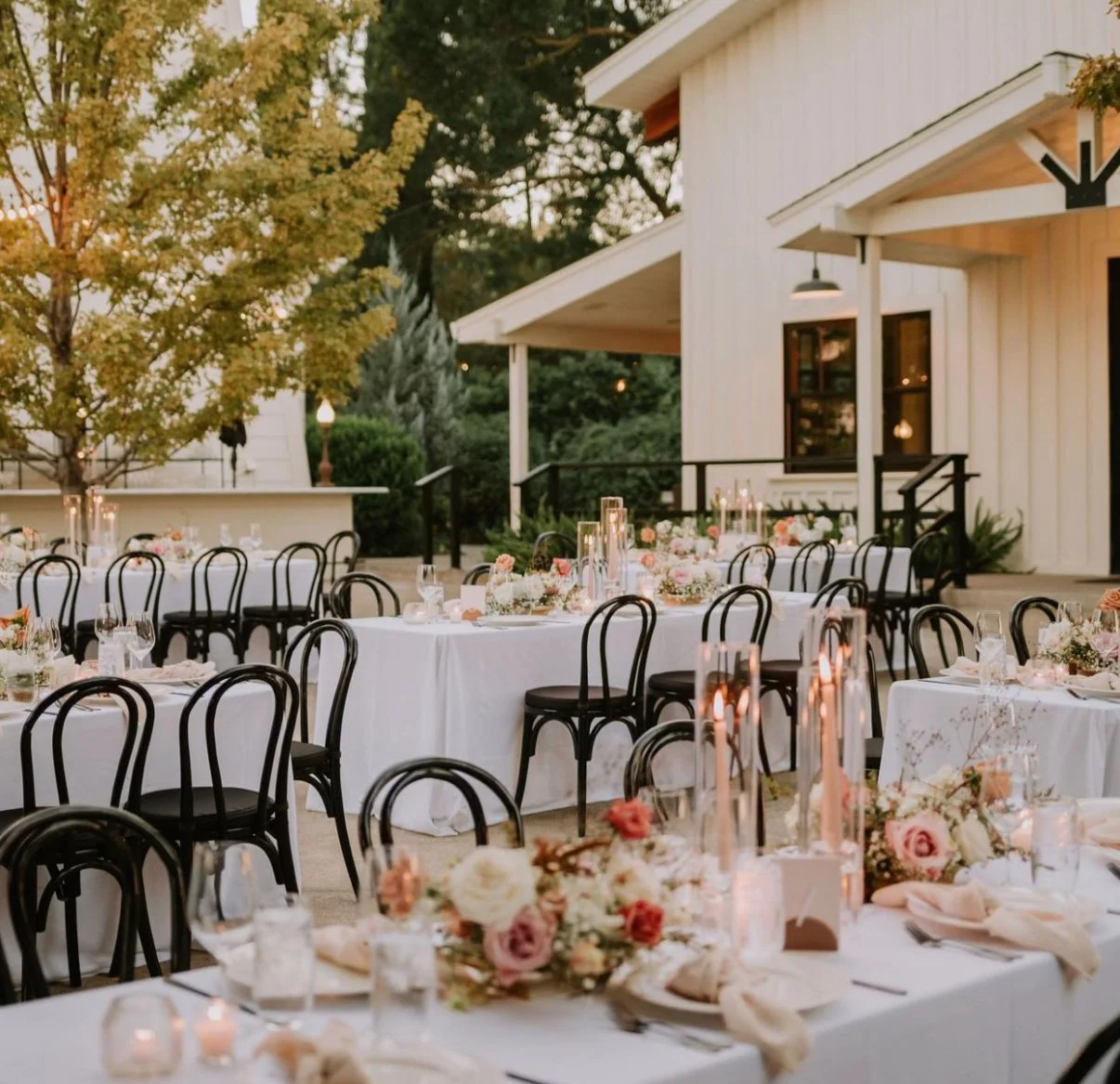 The Blonde Bouquet Floral Design - Northern California. Florist for Napa, Lake Tahoe, San Francisco, Sonoma weddings. Bright, colorful floral tablescape tablesetting flowers, garden roses, romantic