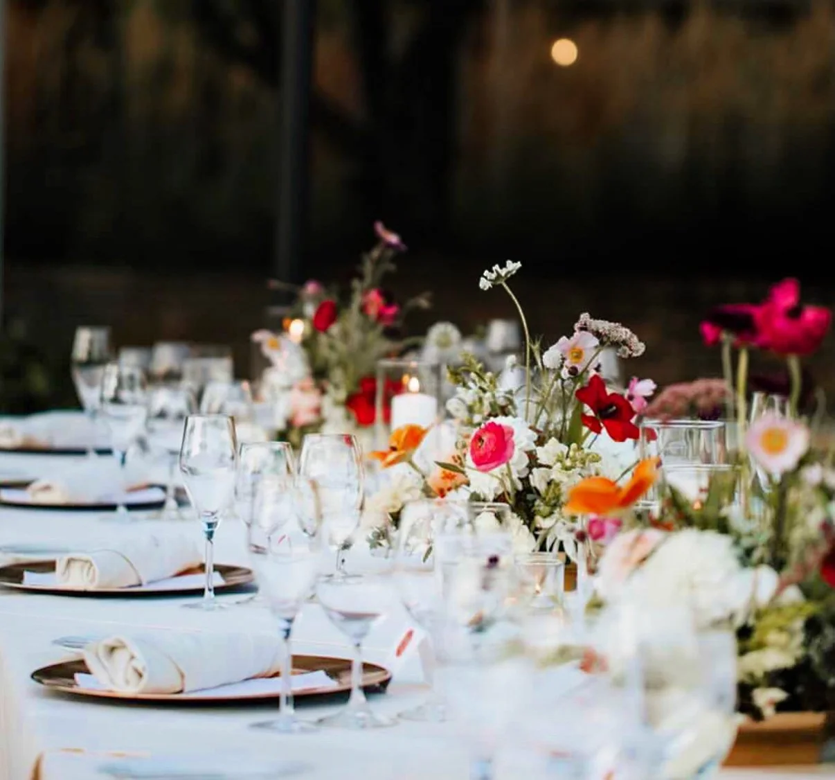 The Blonde Bouquet Floral Design - Northern California. Florist for Napa, Lake Tahoe, San Francisco, Sonoma weddings. Bright, colorful floral tablescape tablesetting flowers, ranunculus, poppies