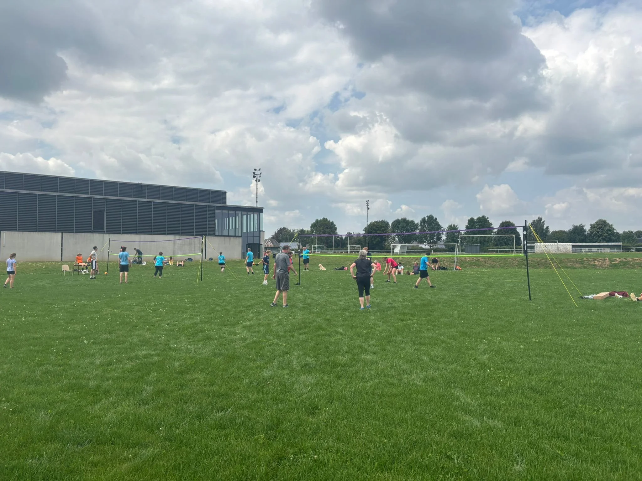 Groupe de personnes jouant au volleyball au hall de Clavier