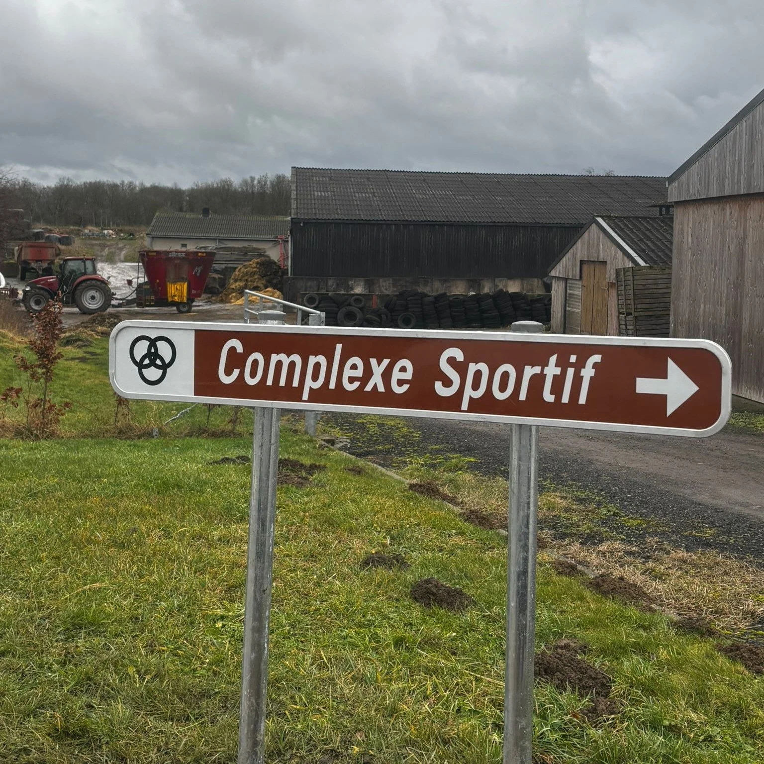 📍 Encore plus simples &agrave; trouver !

De nouveaux panneaux ont &eacute;t&eacute; install&eacute;s pour mieux vous guider vers le Hall de Clavier 🚗➡️
Merci aux ouvriers de l&rsquo;administration communale pour le travail 👏

&Agrave; tr&egrave;s