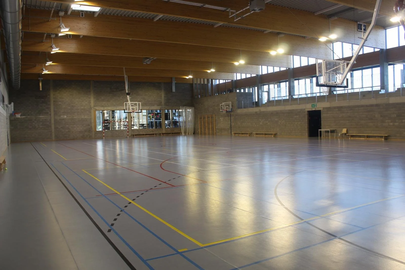 Vue du terrain omnisport à l’intérieur du hall de Clavier