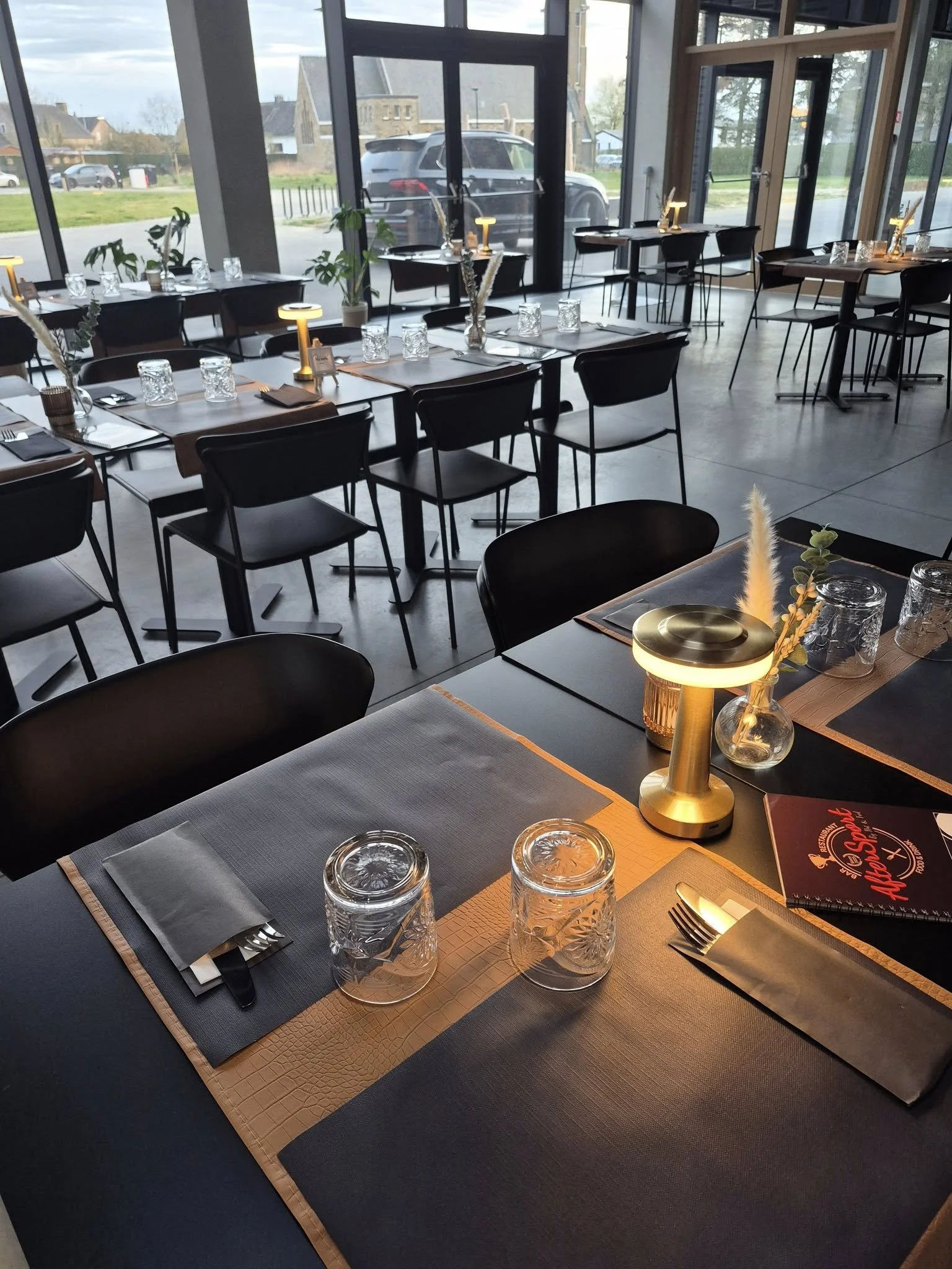 alle du restaurant Aftersport au hall de Clavier – tables dressées