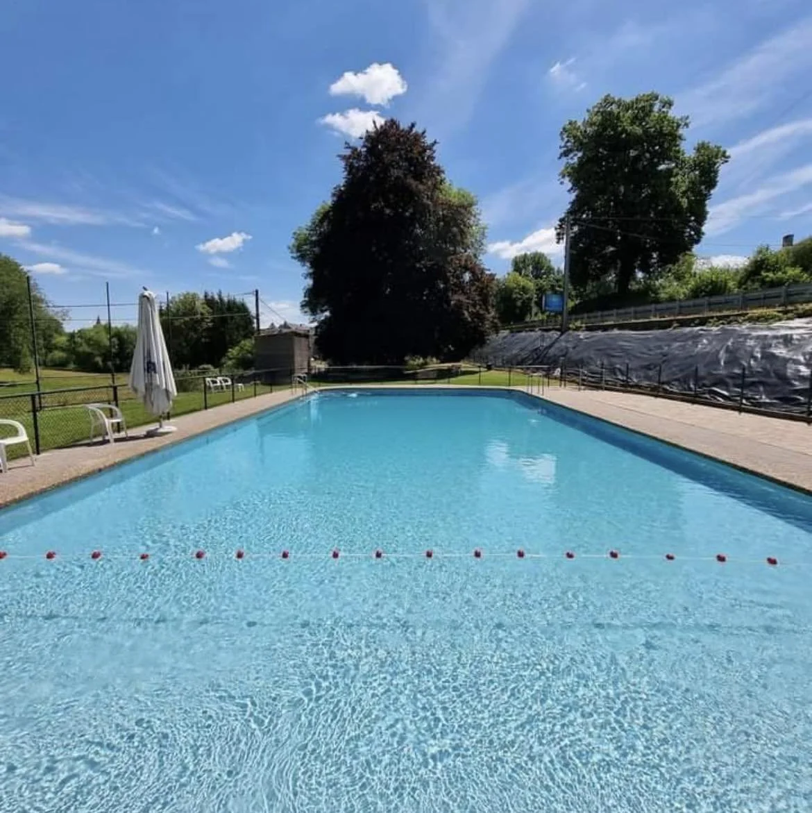 Photo de la piscine extérieure d’Ocquier – bassin en plein air dans le Condroz