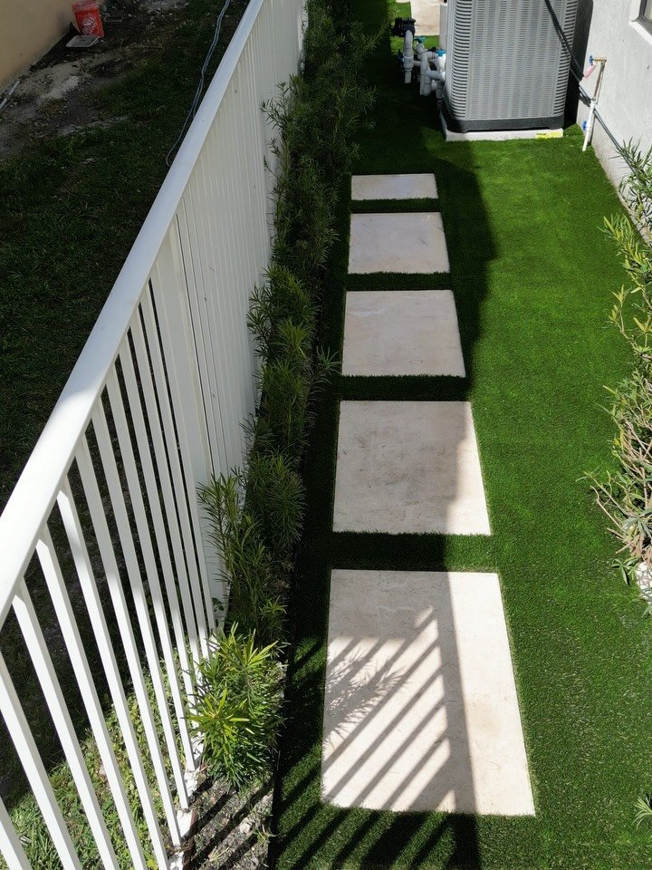 🌱✨ Exterior Transformation by @artificial__kings ! Check out our stunning new artificial turf and stepping stones. Swipe to see the &lsquo;before&rsquo; and witness the incredible change! #HomeMakeover #OutdoorLiving #exterior #turf #artificialturf