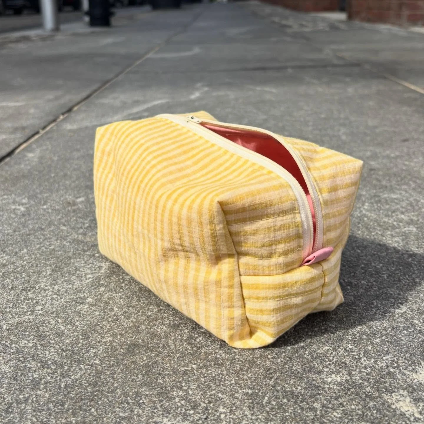 Dusty Rose is now available for purchase from the link in my bio!  Sustainable one-of-a-kind vanity pouch made from vintage fabrics. Measuring 7.5&Prime; wide x 4.5&Prime; deep x 4.5&Prime; tall, it&rsquo;s perfectly sized for everyday essentials.

T