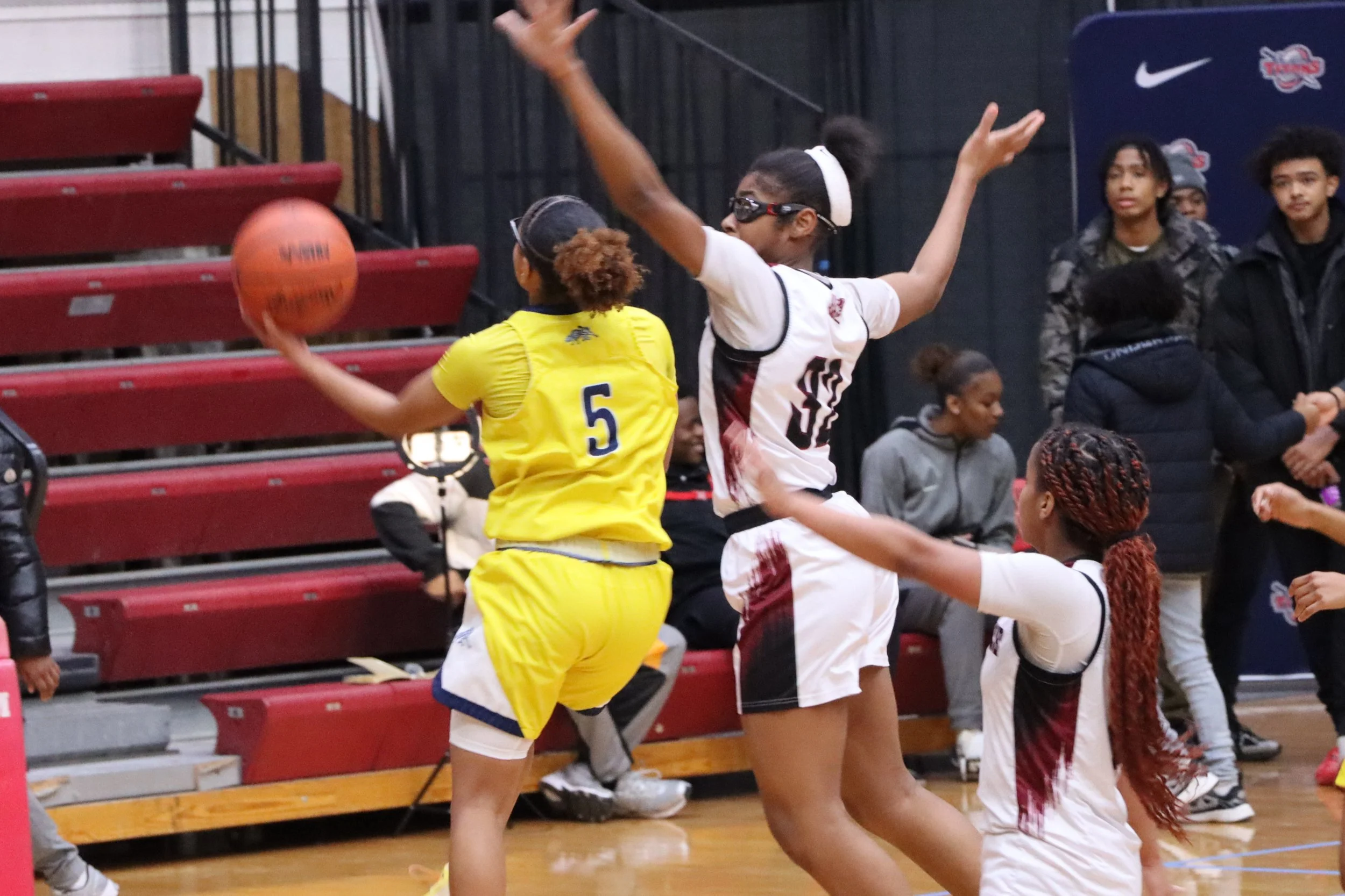 Wayne Memorial Pulls Away Late to Defeat Detroit Renaissance, 55–33 (Girls Basketball)