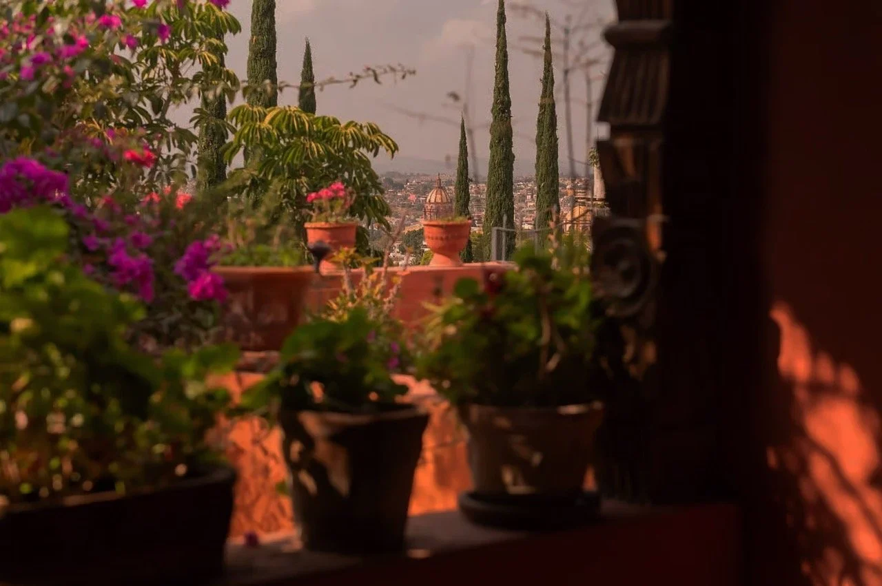 Casa Jades, una joya arquitect&oacute;nica en el coraz&oacute;n de San Miguel de Allende.Esta propiedad de 1815 conserva el esp&iacute;ritu bohemio de sus muros originales, incluyendo una chimenea del siglo XIX. Explora la atm&oacute;sfera de eleganc