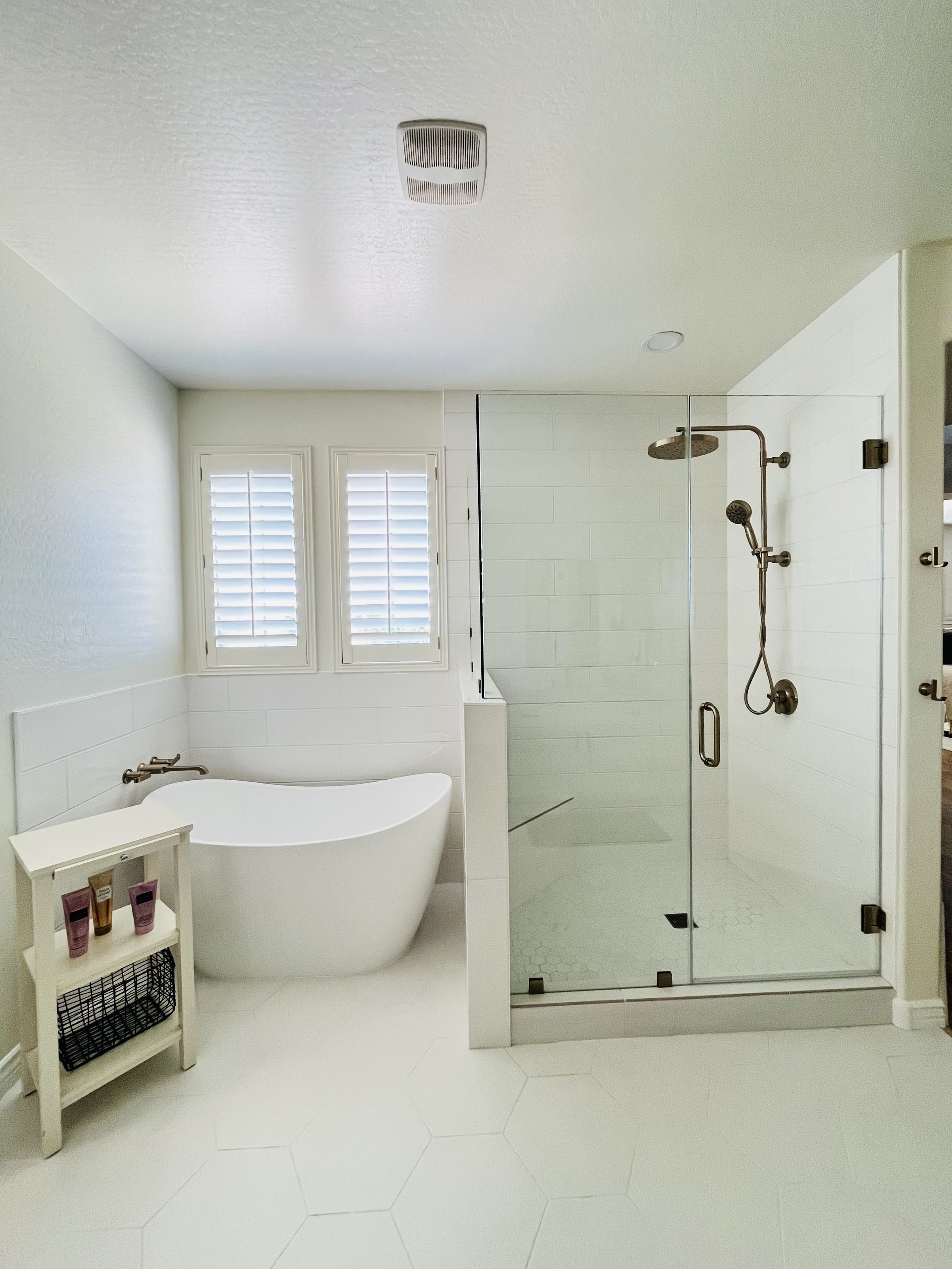Luxurious_Monochromatic_Retreat_(1).jpg