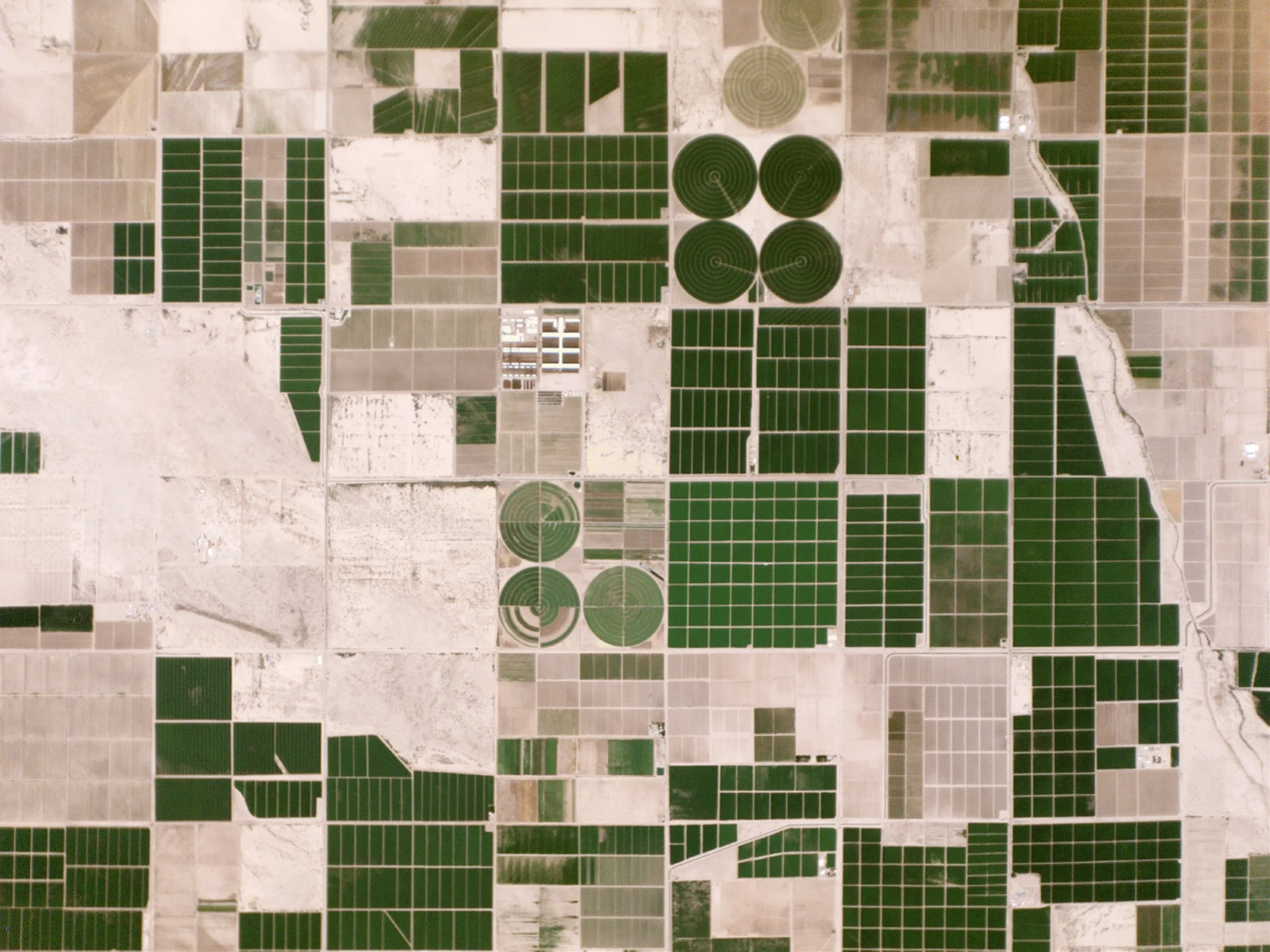 GROWING INDUSTRIAL POLICY IN THE DESERT—

What happens when farms, cities, and semiconductor fabs all need the same scarce water? This project examines the collision between industrial policy, agriculture, and water in the deserts of the U.S.–Mexico 