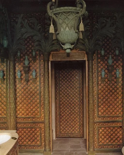 𝕄𝕆𝕆𝔻 | Trompe-l&rsquo;&oelig;il &mdash; to deceive the eye &mdash; is the art of making the unreal appear tangible. In Didier Rabes&rsquo; trellis bathroom, stucco palms and lattice climb the walls in a seamless illusion of depth and form. What s