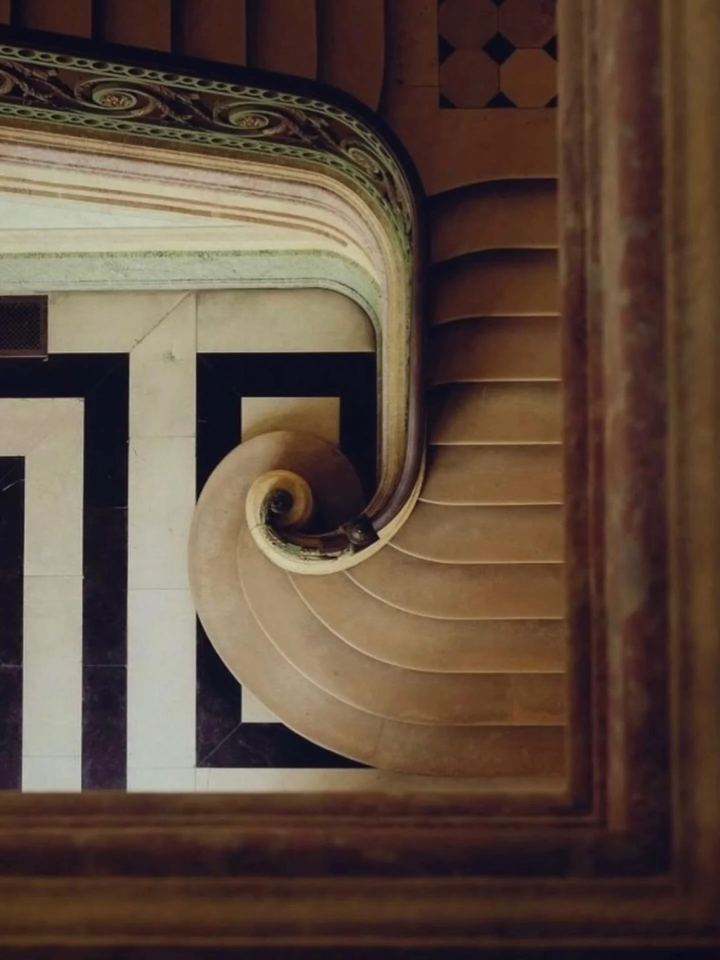 Photo: @alixelay 

𝕄𝕆𝕆𝔻 | The grand staircase of H&ocirc;tel de la Marine in Paris reminds us that elegance is born at the meeting point of craftsmanship and geometry.

At GICA, we carry forward this tradition: refining form, honoring artisanship