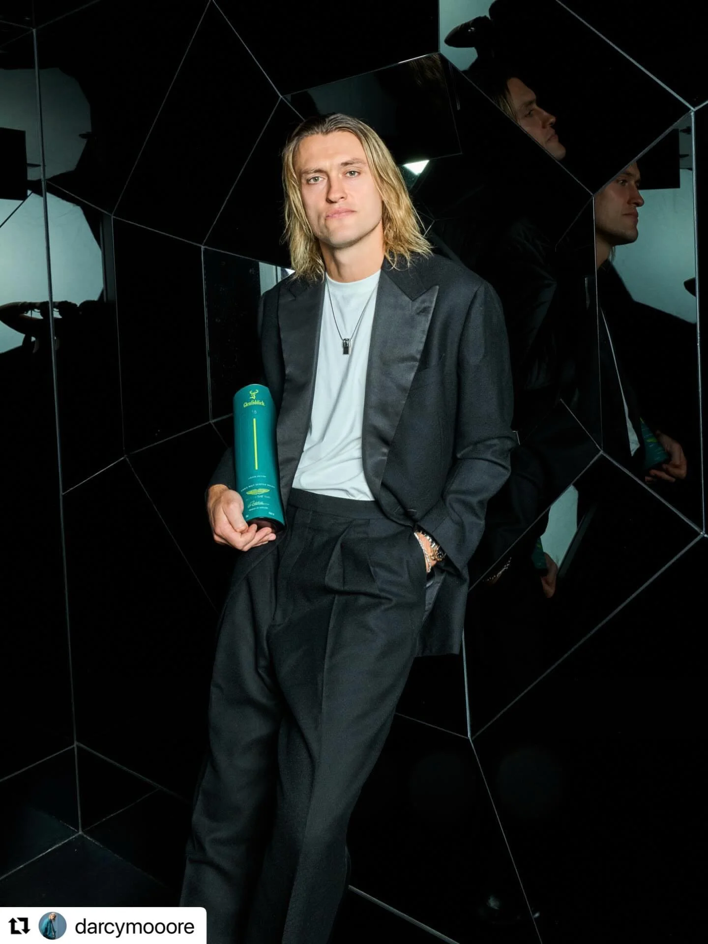@darcymooore x @glenfiddichwhisky x @astonmartinf1 🥃 🏎️ 
・・・
I&rsquo;m honoured to partner with @glenfiddichwhisky to celebrate their partnership with @astonmartinf1 Different arenas, same ambition: to carve new paths through fearless invention and