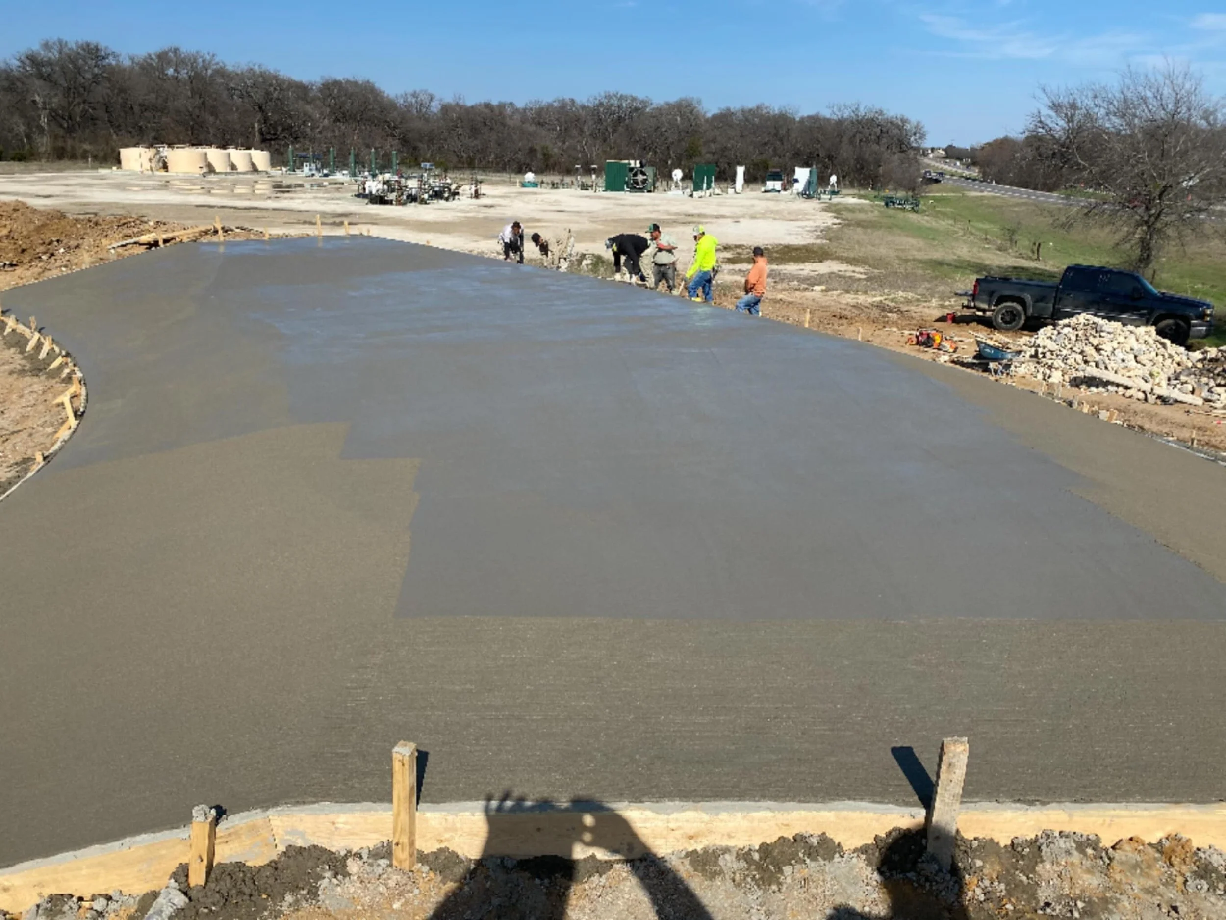 Tight radius, clean edges, and that broom finish looking right.
Real craftsmanship doesn’t rush.
#RaythornConstruction #ConcreteFinishing #TexasContractor #PrecisionWork