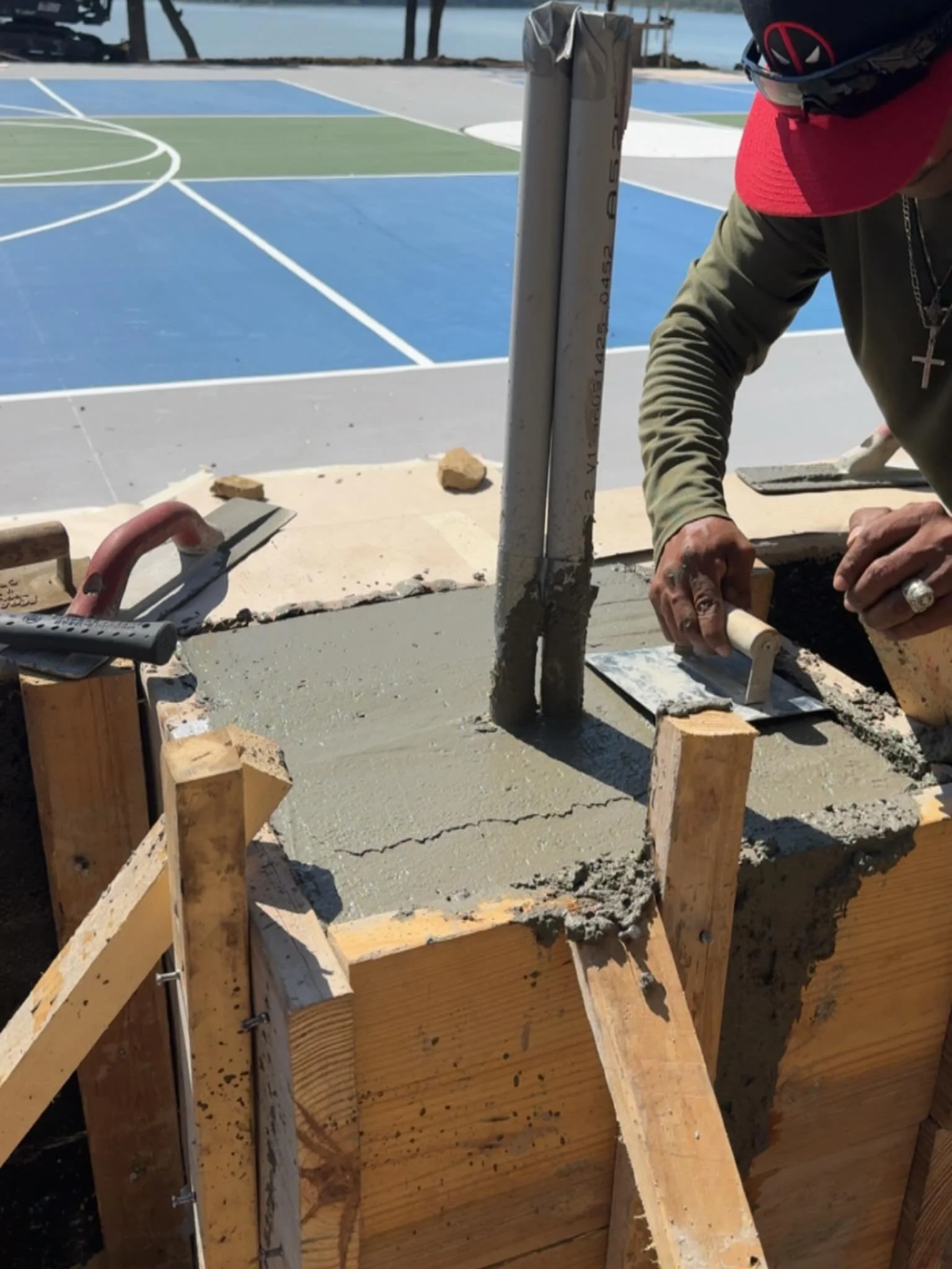 Setting posts and locking them in solid 💪
Clean pour, perfect finish — another turnkey sports court coming together.
#RaythornConstruction #SportsCourts #DFWConcrete #BuiltInHouse