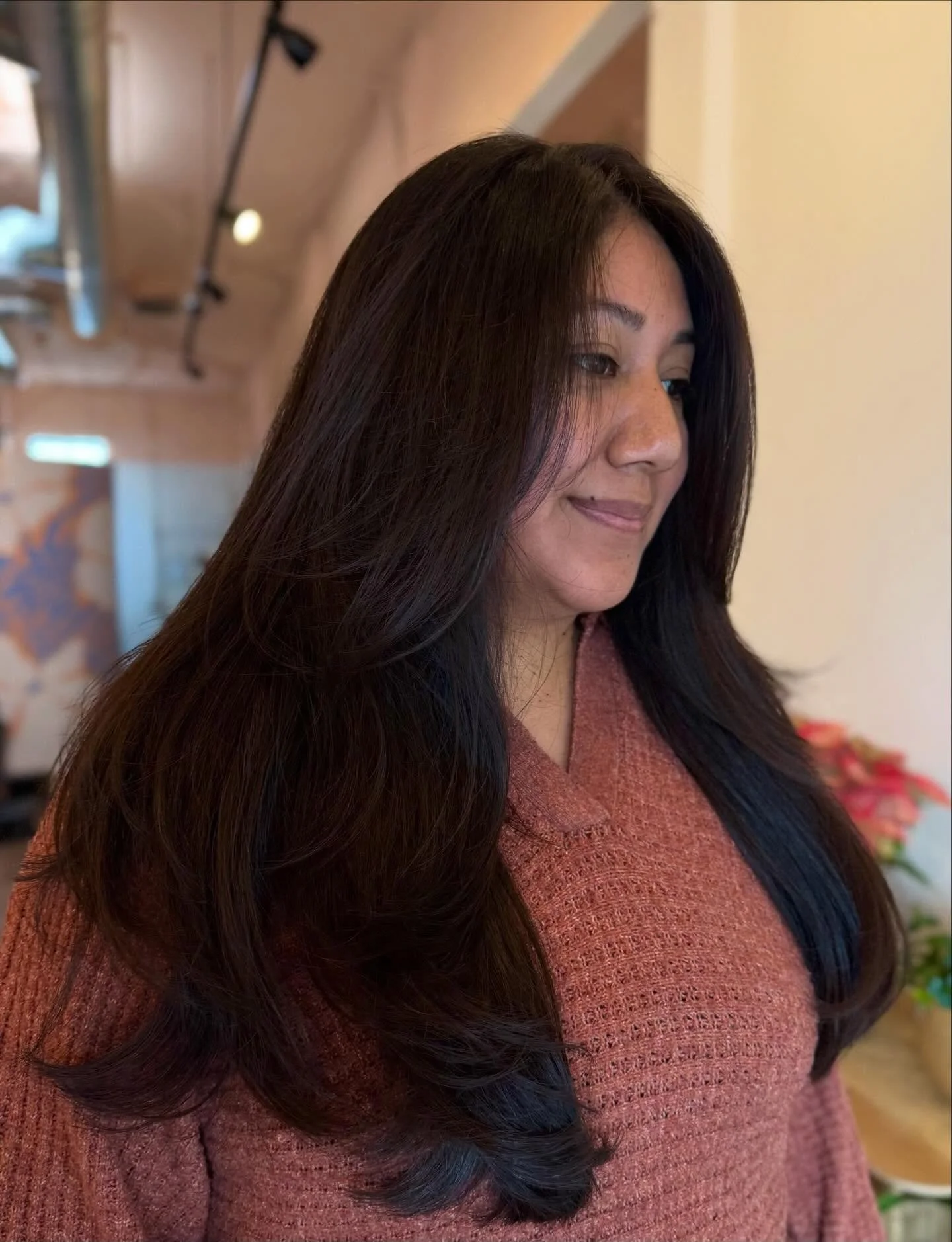 Is there anything better than fresh layers and a silky blowout? 😮&zwj;💨 We think not. Cut and style by @chachas_stylzz ✨

#sandiegosalon #longlayers #goodvibesandgoodlooks