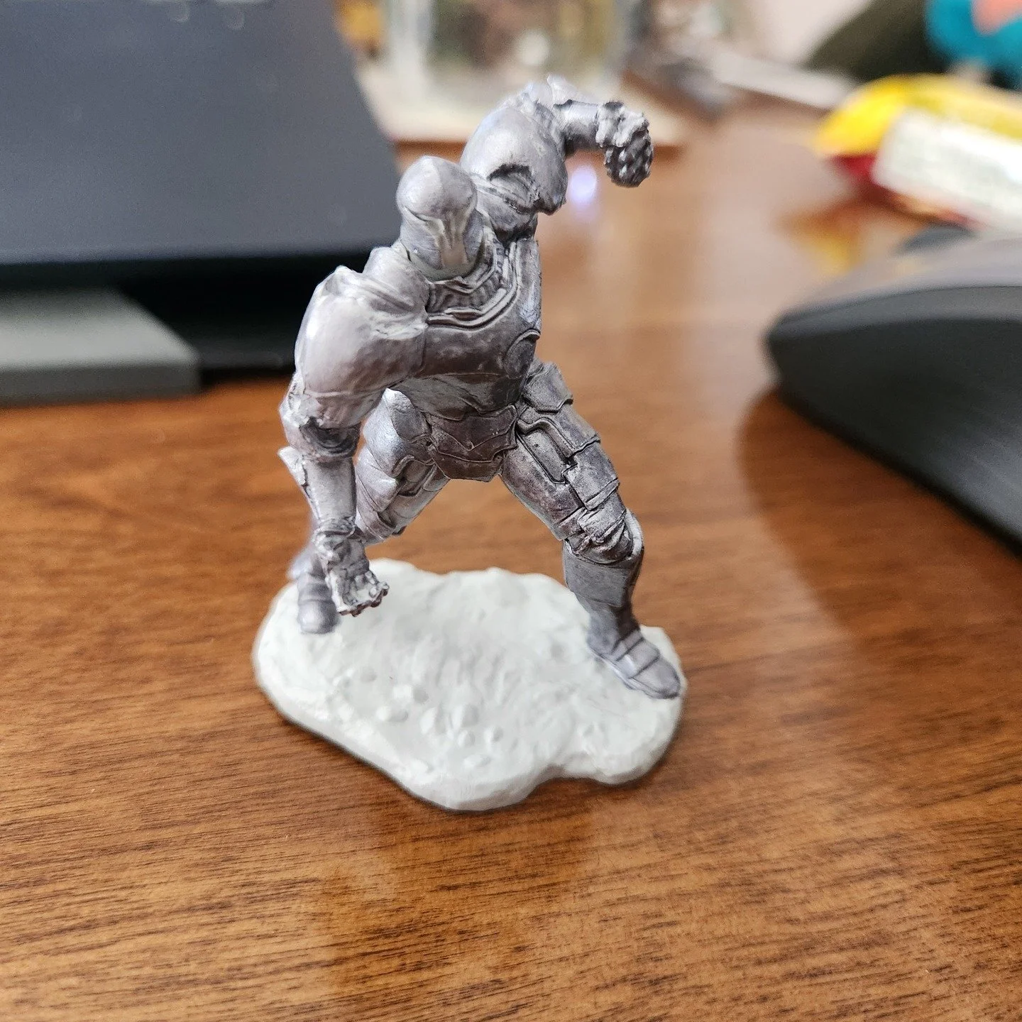 #wizkids #wizkidsminiatures #criticalrole Platinum Golem painted with #speedpaintmarkers ! Back at it after a bit of a hiatus over winter. Things have finally settled down, now to get painting!