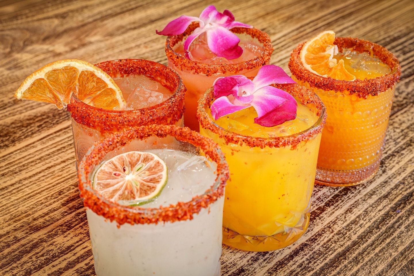 Craving something delicious?
Fresh cocktails, handmade tacos, full plates&hellip; all waiting for you at Maya&rsquo;s. 🍹🌮🔥
Come by today &amp; treat yourself!
 
#daviseats #saceats #sacramentofoodie #tacotuesday #supportlocal