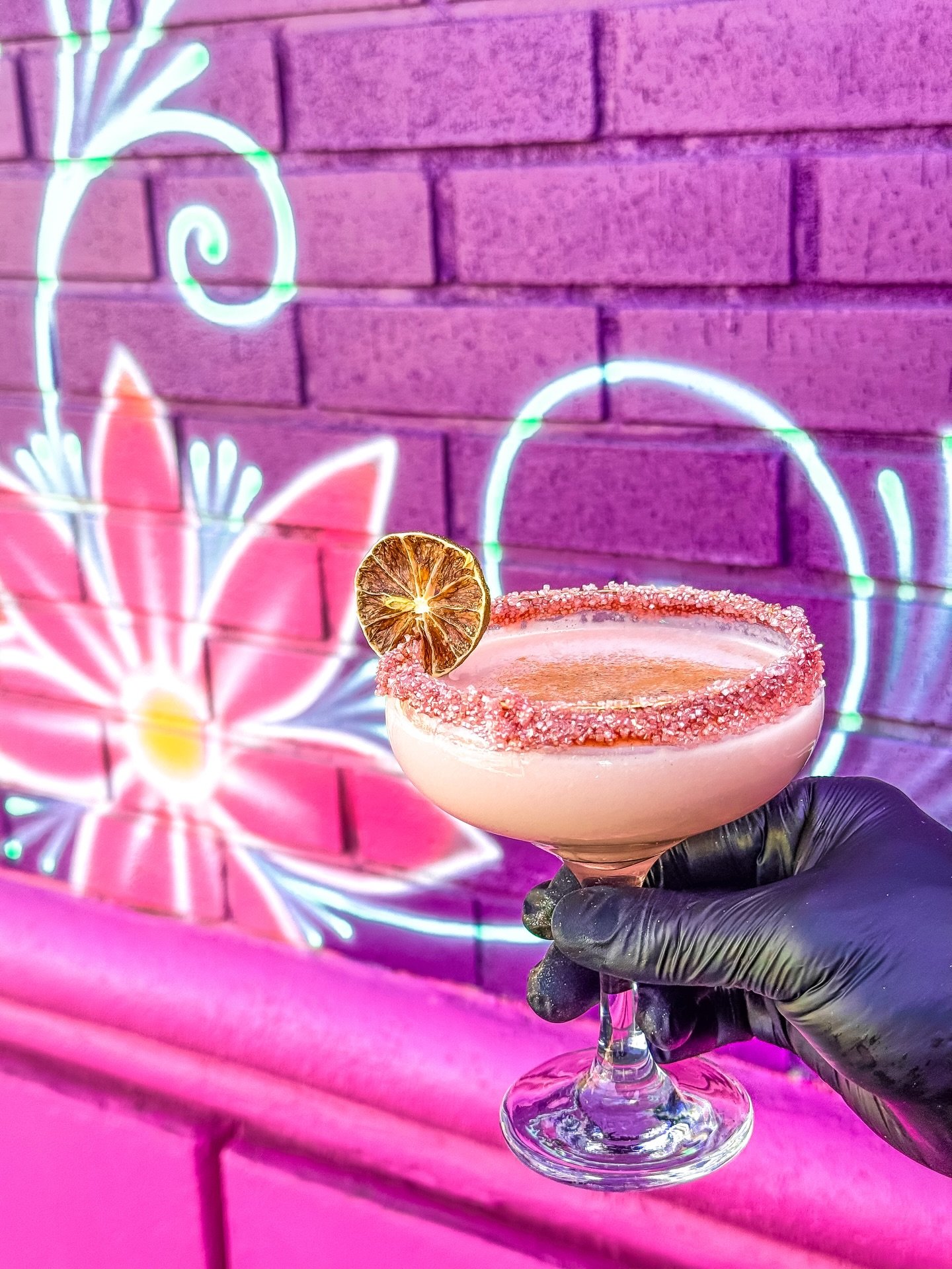 Our most loved pink cocktail 💖🍸
La Barbie ✨