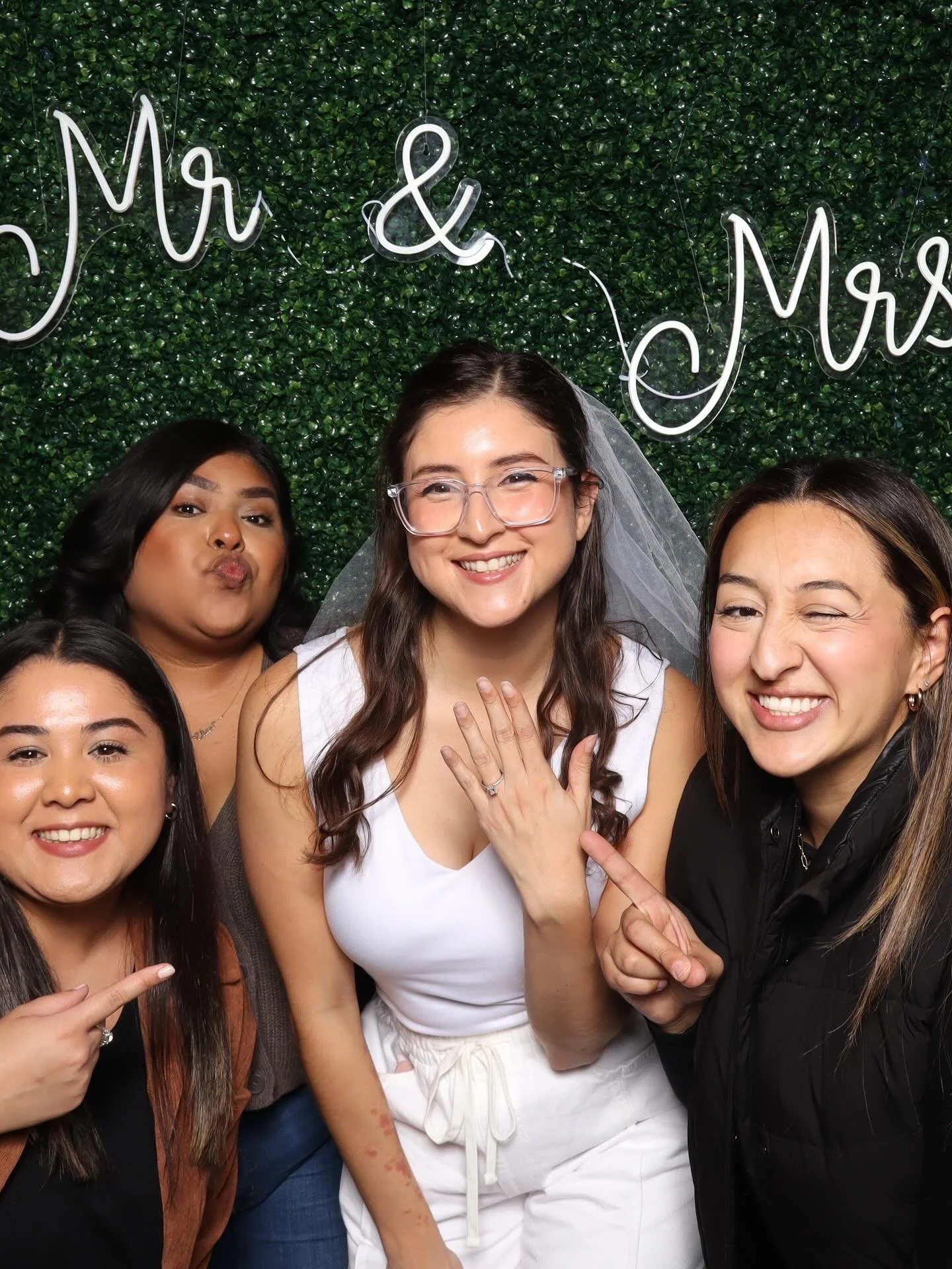 What an unforgettable day at the Three Rivers Bridal Show! 💕
We absolutely loved meeting all the beautiful brides-to-be and chatting about your dream weddings ✨

Thank you for stopping by our booth and experiencing the art of our photo booth💫 We ca
