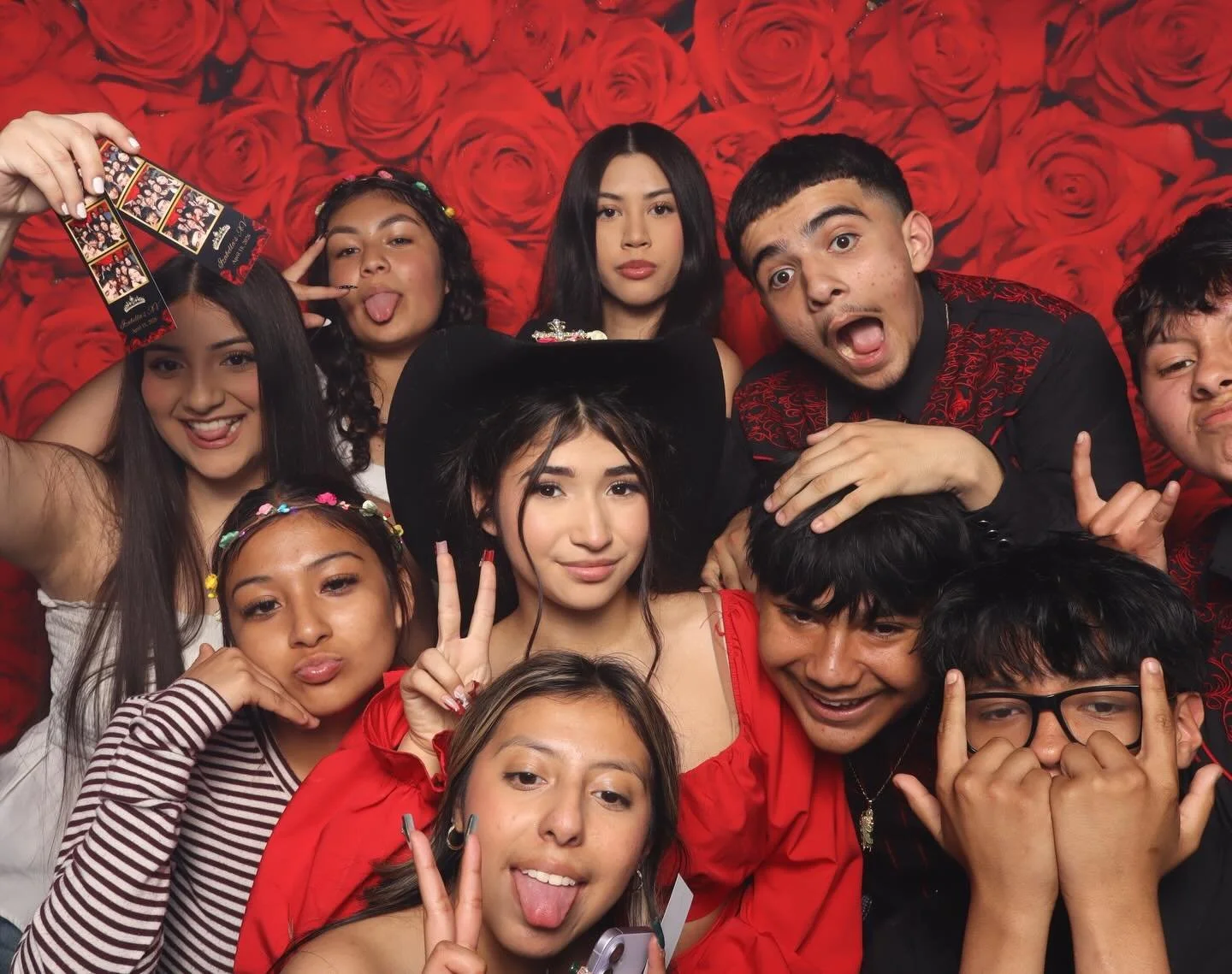 Izabella&rsquo;s XV was one for the books! 🌹✨ From the first click to the last group photo, every single guest brought the energy and we were here for ALL of it. 🎉

Big groups? No problem &mdash; the more the merrier at our booth! Watching families