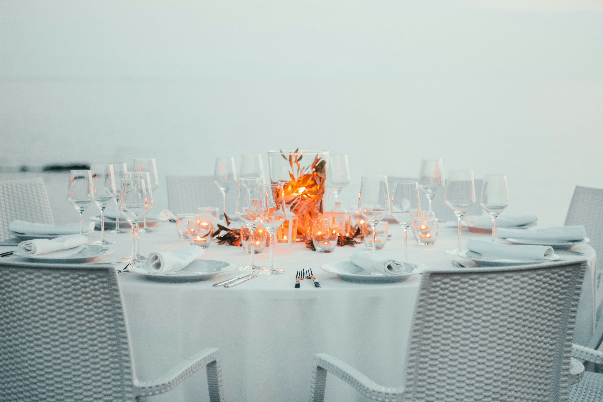 Formal dinner table with candles and wine glasses – Cantare Resonare live music enhancing elegant events.