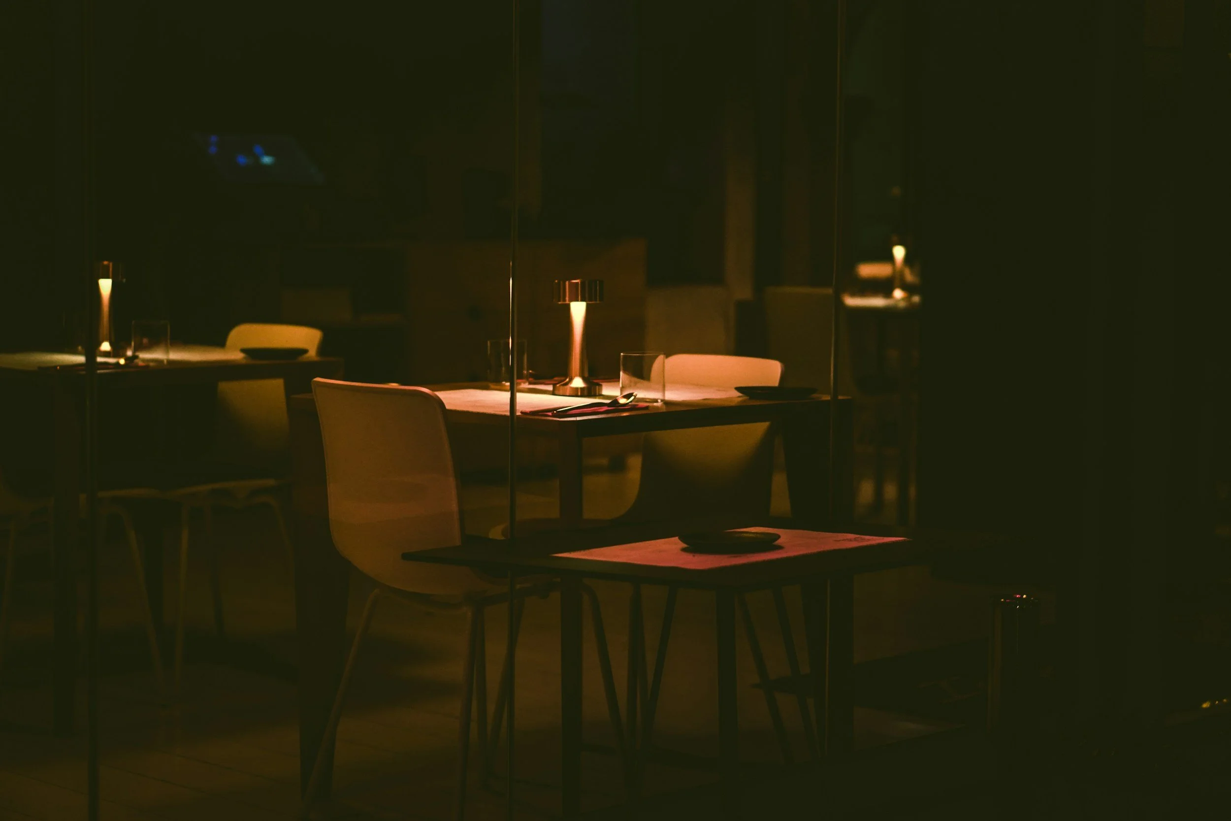Candlelit dining table at night – intimate atmosphere paired with Cantare Resonare’s live music.