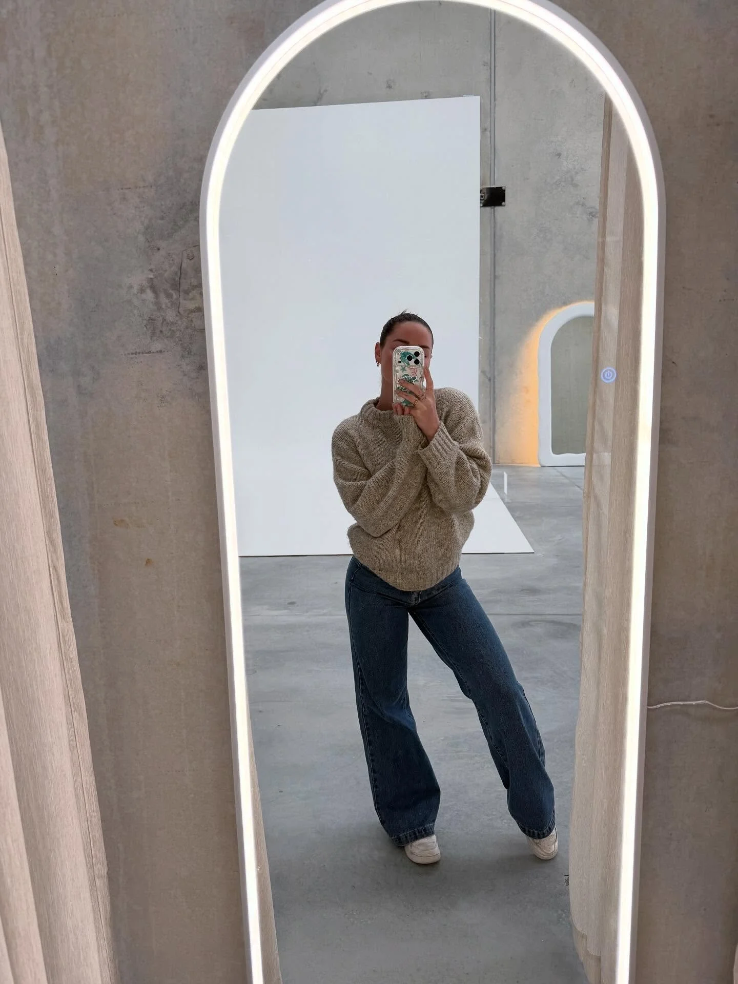 The new selfie mirror spot and I&rsquo;m definitely not mad about it 👀😍

After nearly 5 years of shooting in other studios, there&rsquo;s seriously no better feeling than being in my own space. 

We&rsquo;ve officially been open just over a week, a