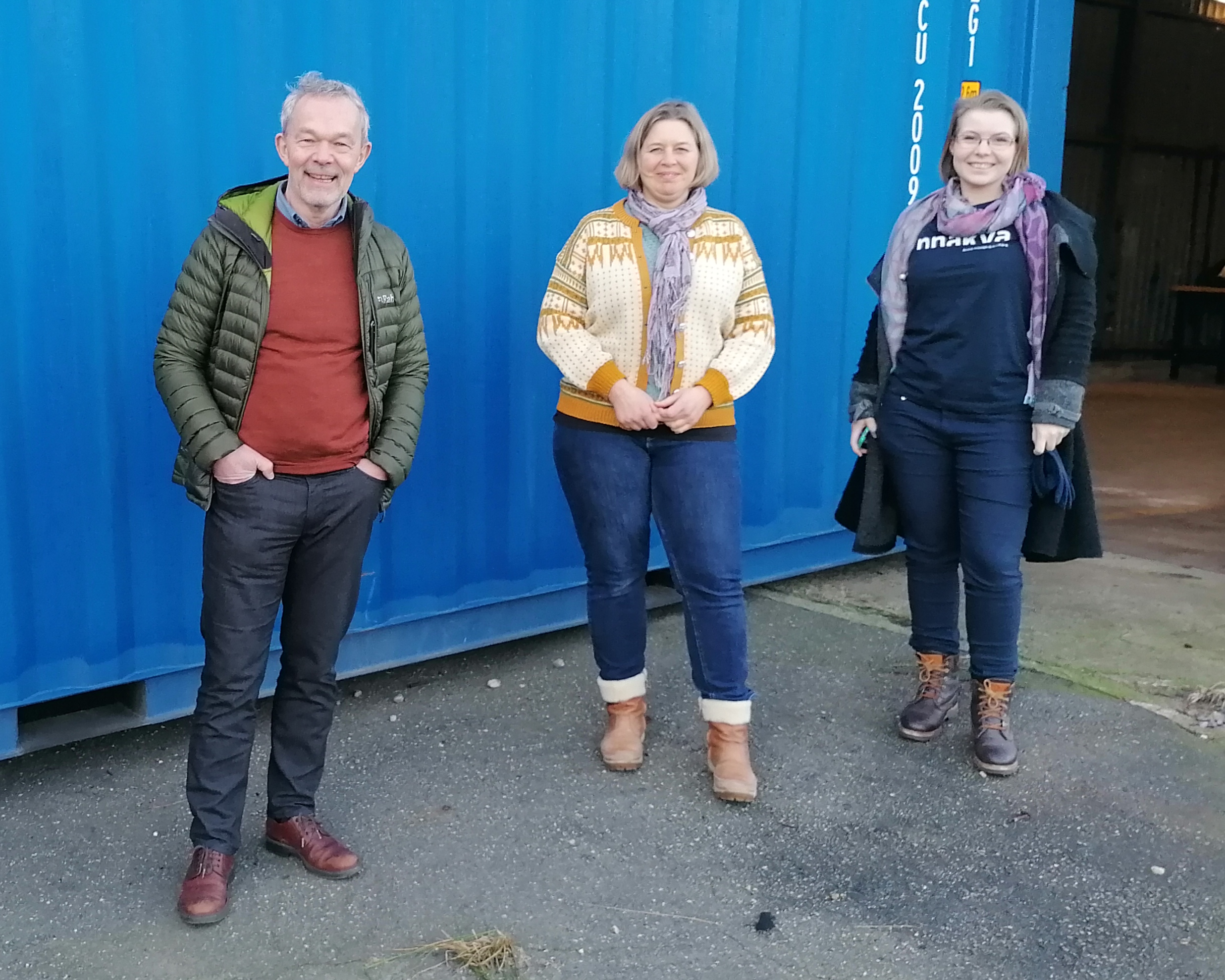 Jan Willy Tove og Lone ved container.png