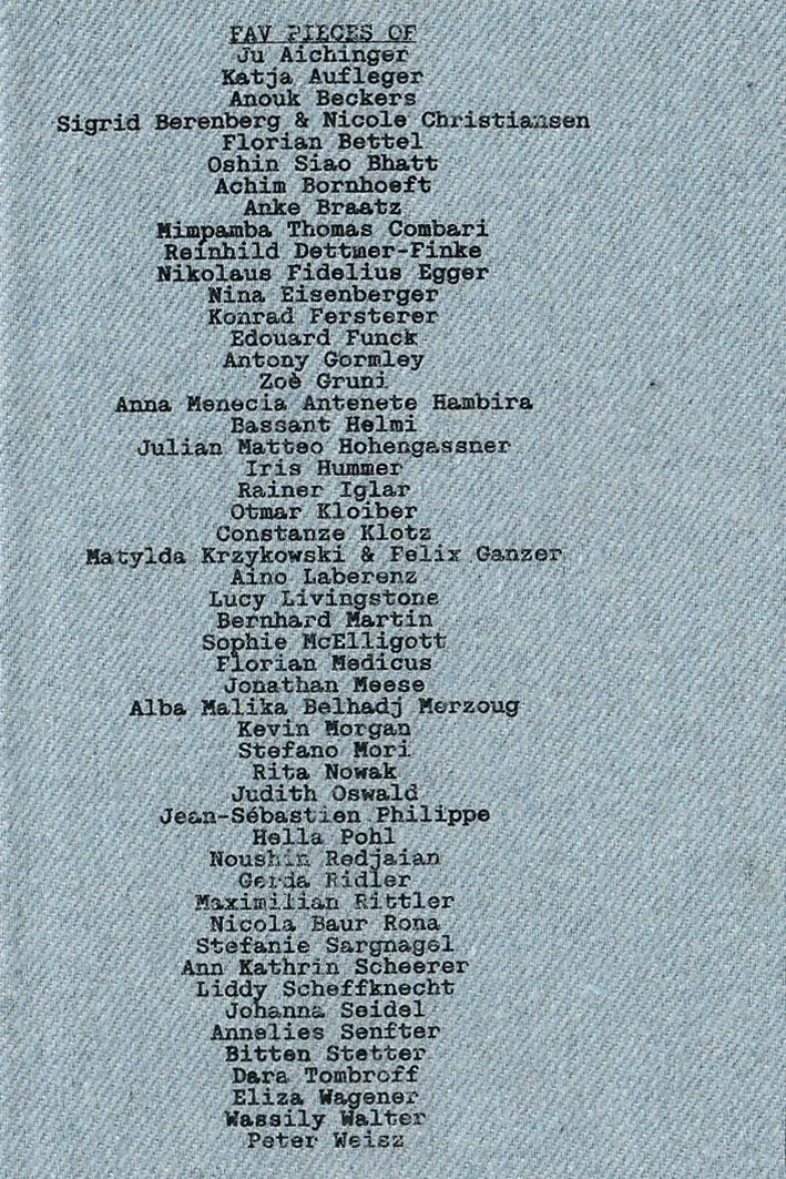  FAV PIECES entfaltet ein fein 
gewobenes  Panorama darüber, 
wie Kleidung zu einer  zweiten 
Haut wird – zu Schutzraum, 
Erinnerungsarchiv und
 poetischem Resonanzkörper.