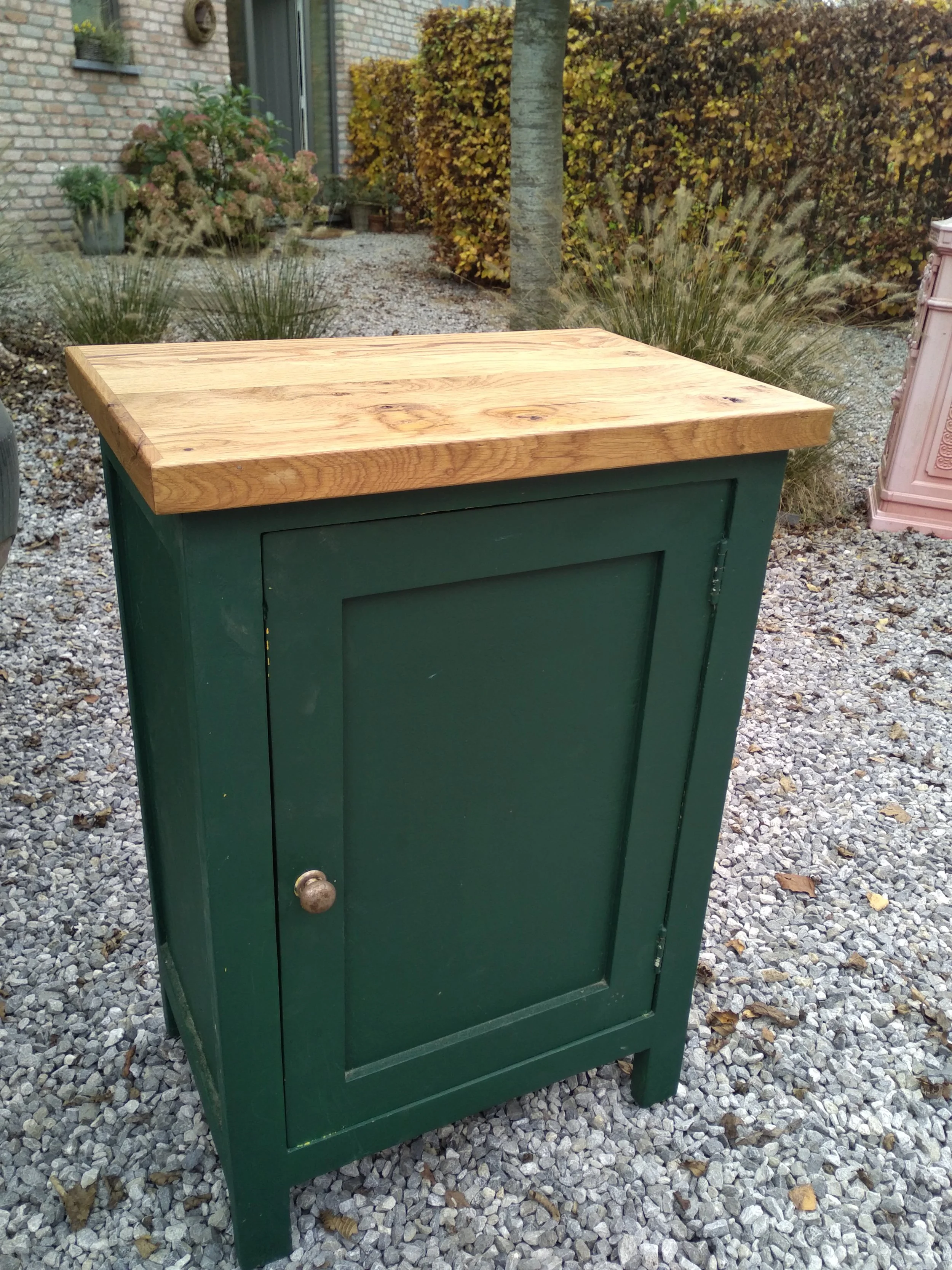 Une installation artistique avec plusieurs caisses en bois empilées dans un espace d'exposition.