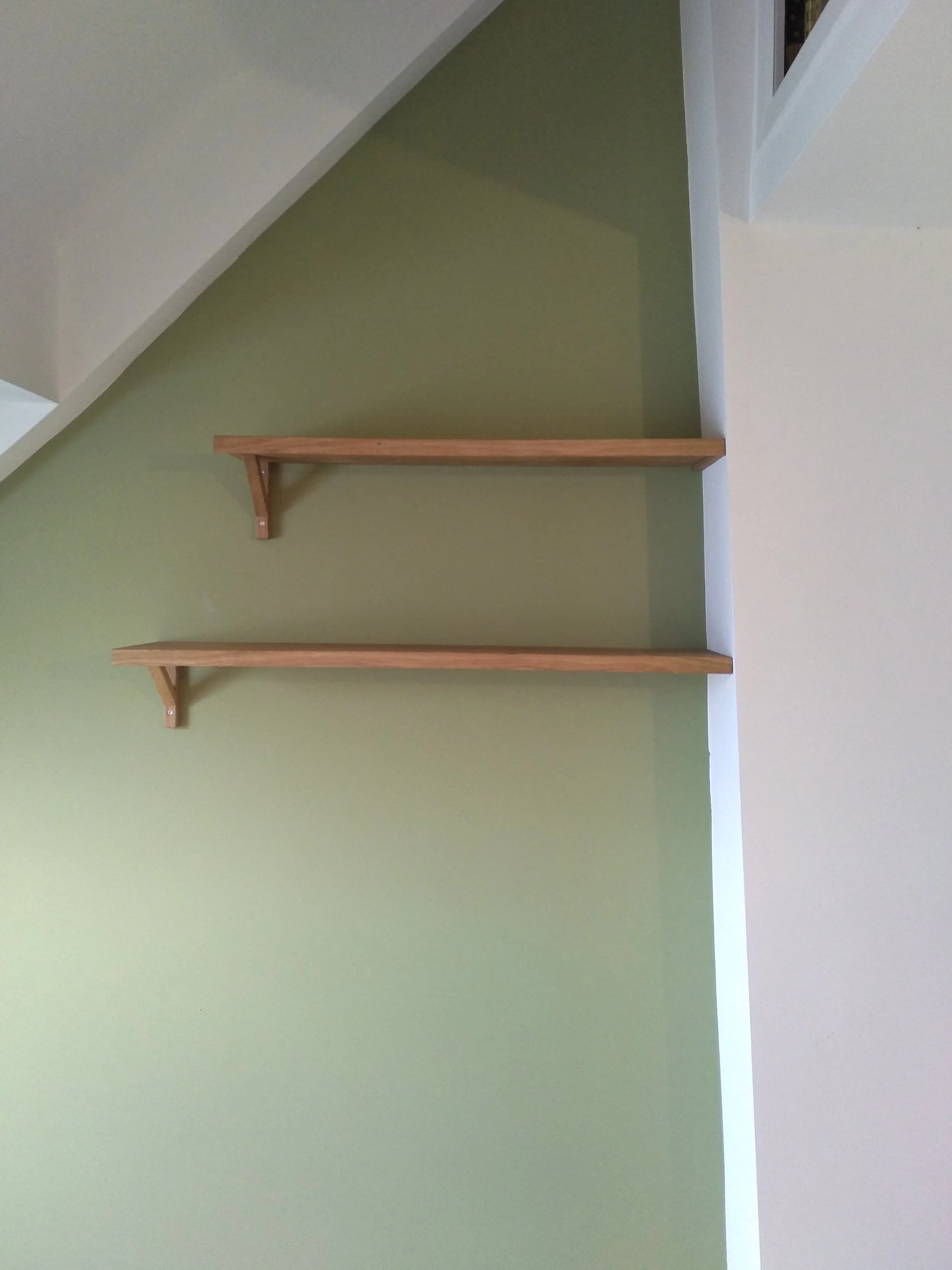 Une table en bois avec une finition en résine époxy dans un atelier de menuiserie.