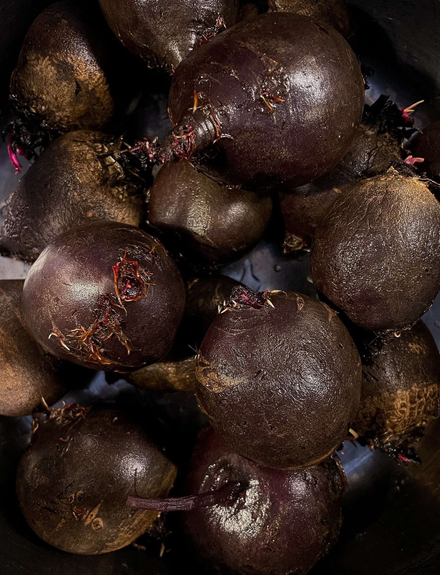 Frosten kopplade greppet om g&aring;rden och inspirerade barnen att g&aring; in i fullt Novent-fokus, och jag hakar g&auml;rna p&aring;. 🎄 Det har ritats julkort och skyfflats in stora skedar risgrynsgr&ouml;t i munnen till lunch. Och det finns ju s