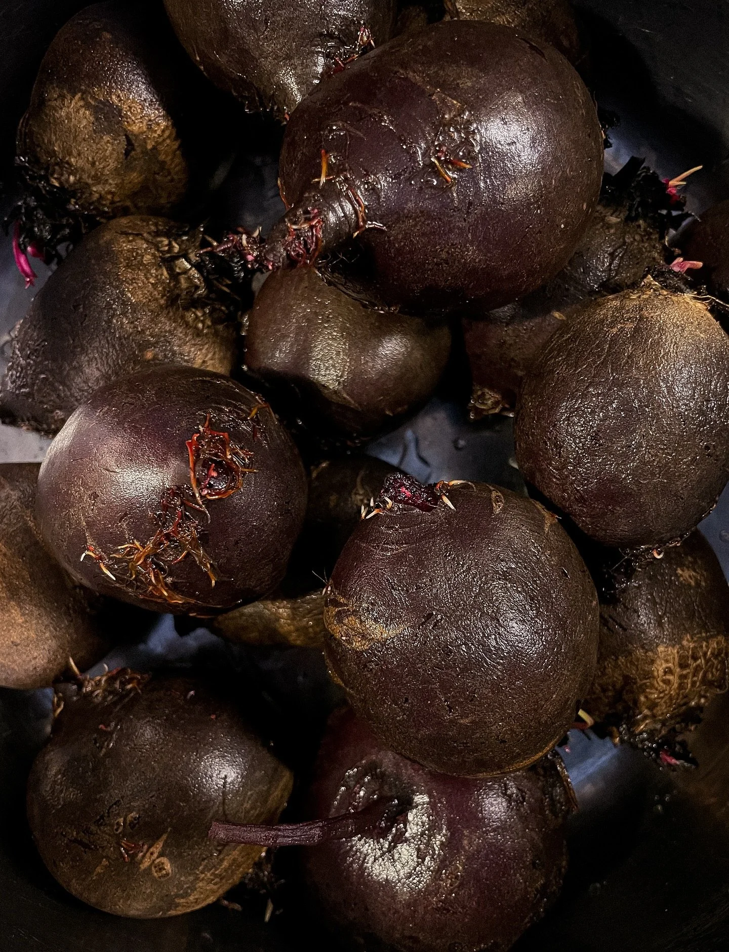 Frosten kopplade greppet om g&aring;rden och inspirerade barnen att g&aring; in i fullt Novent-fokus, och jag hakar g&auml;rna p&aring;. 🎄 Det har ritats julkort och skyfflats in stora skedar risgrynsgr&ouml;t i munnen till lunch. Och det finns ju s