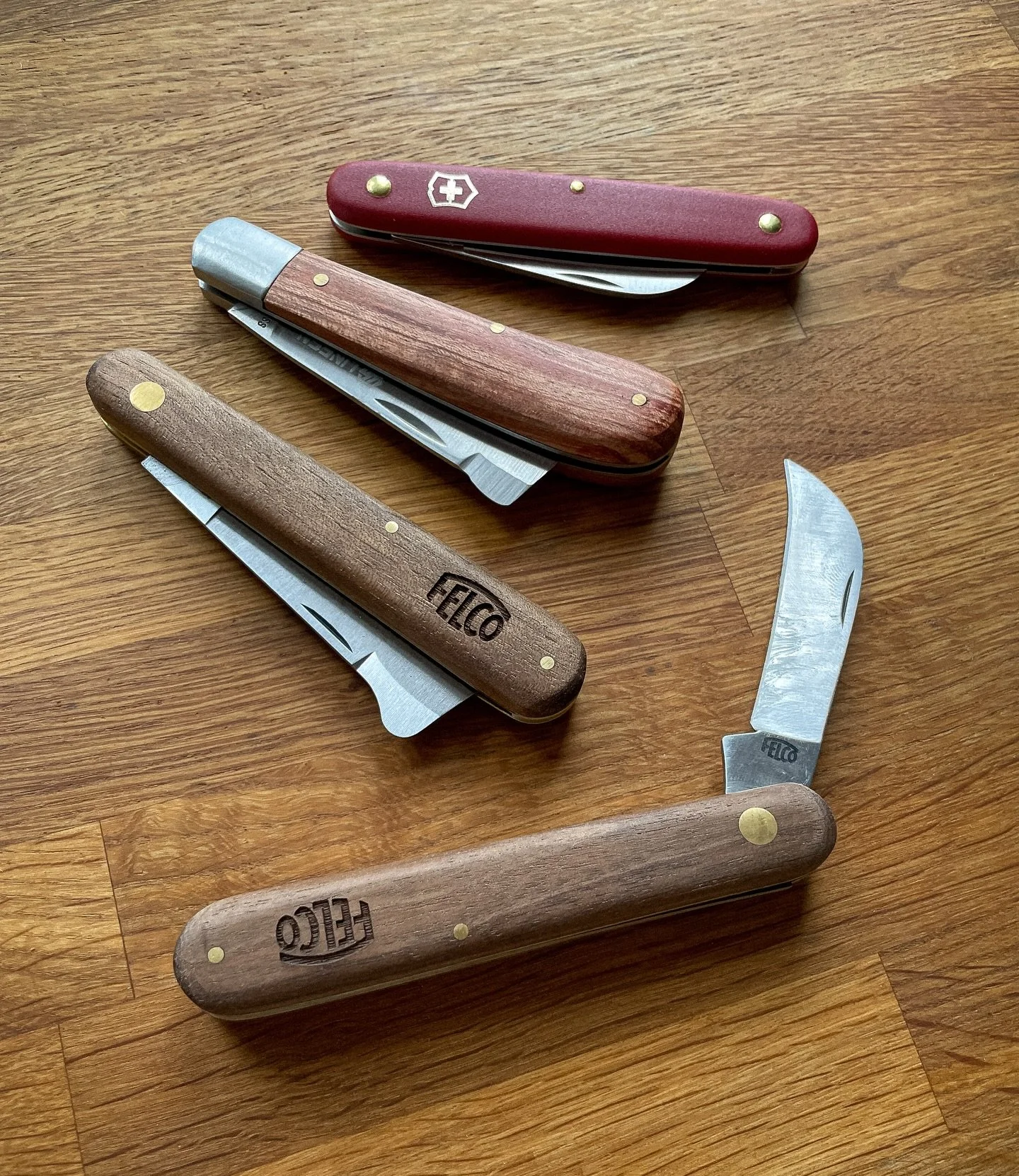 Ni som har anm&auml;lt er till ympningsworkshopen n&auml;sta helg f&aring;r en ympknivsprovning p&aring; k&ouml;pet. 🔪🌱 Blir det snyggast snitt med rakt eller b&ouml;jt blad? &Auml;r det Victorinox eller Felco som ligger b&auml;st i handen? Vad som