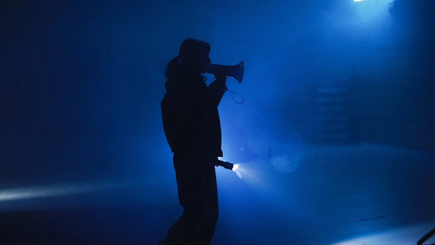 Il y a quelque temps j'ai assist&eacute; &agrave; une nouvelle production th&eacute;&acirc;trale &agrave; l'Atelier 231.
L'&eacute;bauche d'un spectacle &agrave; l'ambiance particuli&egrave;re aux airs de Blade Runner, o&ugrave; la danse, la musique 