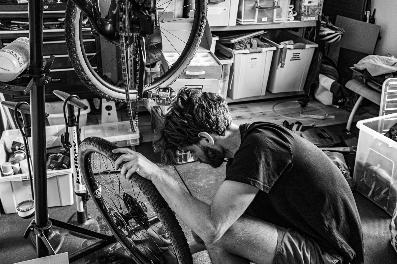 Timo working on a bicycle in his Munich workshop – part of the detailed adjustment process during a professional bike fit.