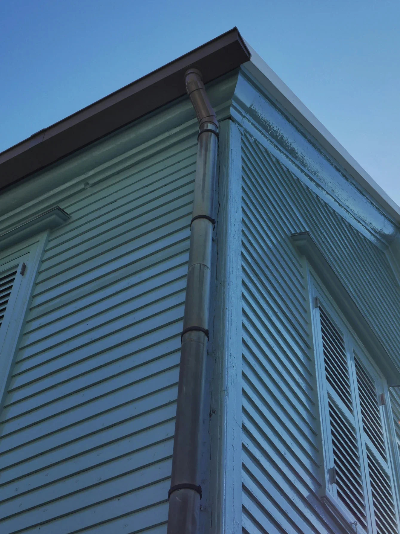 How Seamless Gutters Compare to Traditional Sectional Gutters