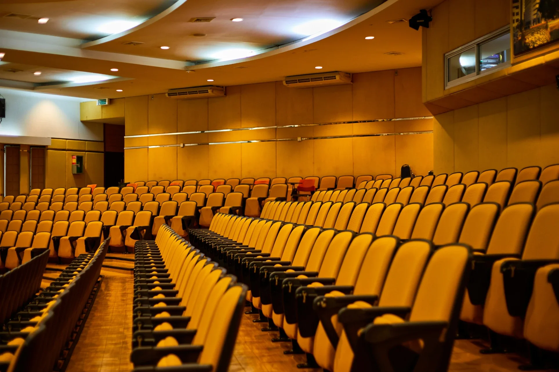 5 Event Lighting Mistakes That Can Ruin a Corporate Event (And How to Avoid Them)