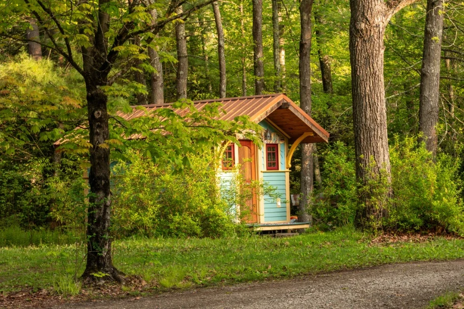 Simple Ways To Power Outbuildings Without Wiring