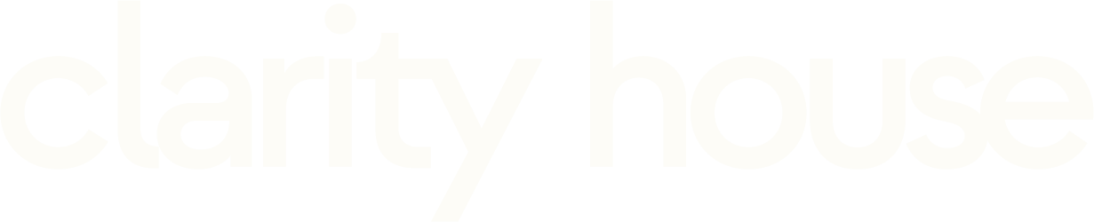 Tekstimuodossa 'clarity house' valkoinen taustalla.