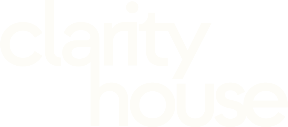 Sanomalehti, jossa on teksti "clarity house".