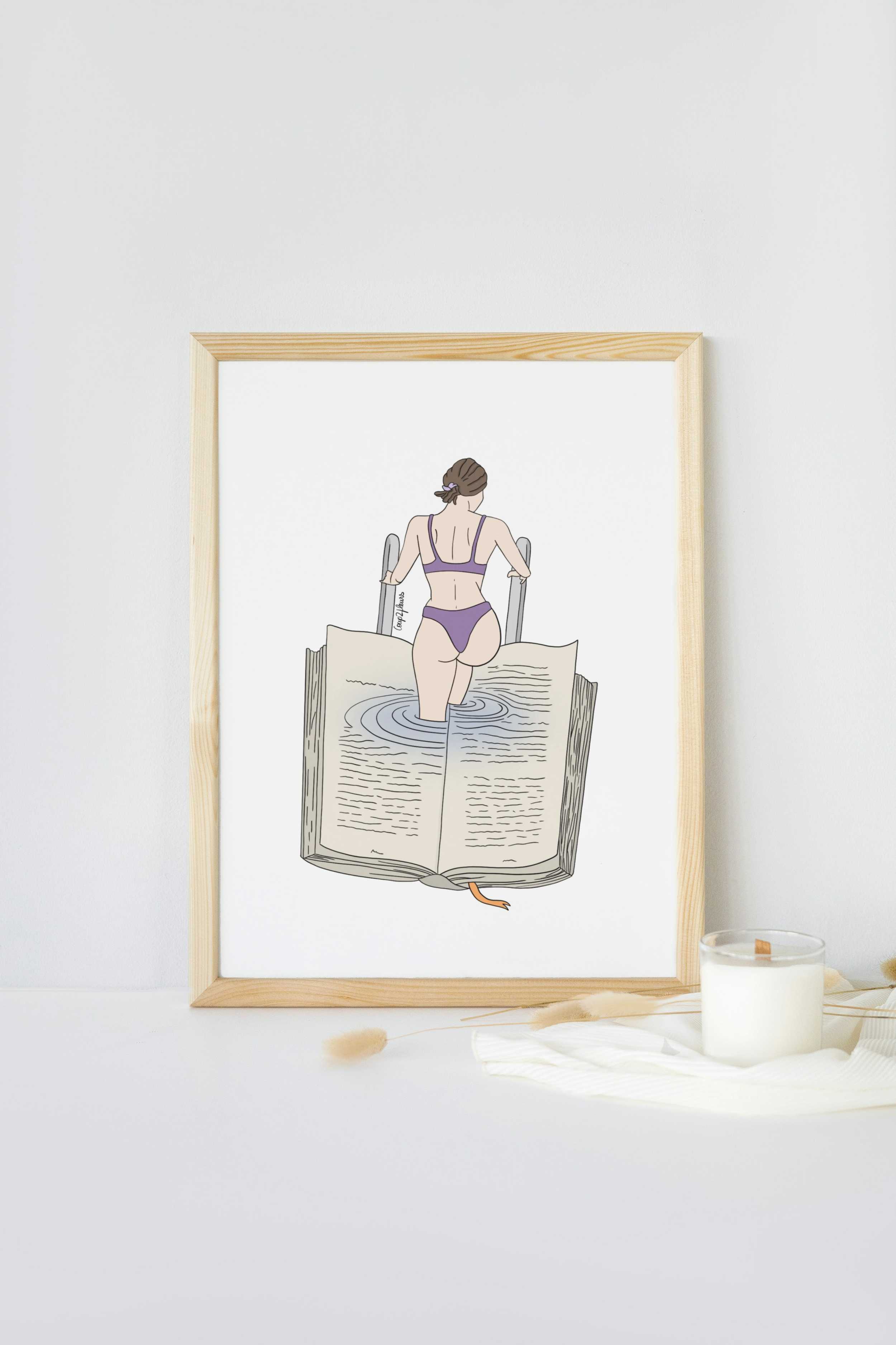 Une illustration d'une femme portant un maillot de bain violet, se tenant sur une grande page de livre avec de l'eau, vue de derrière.
